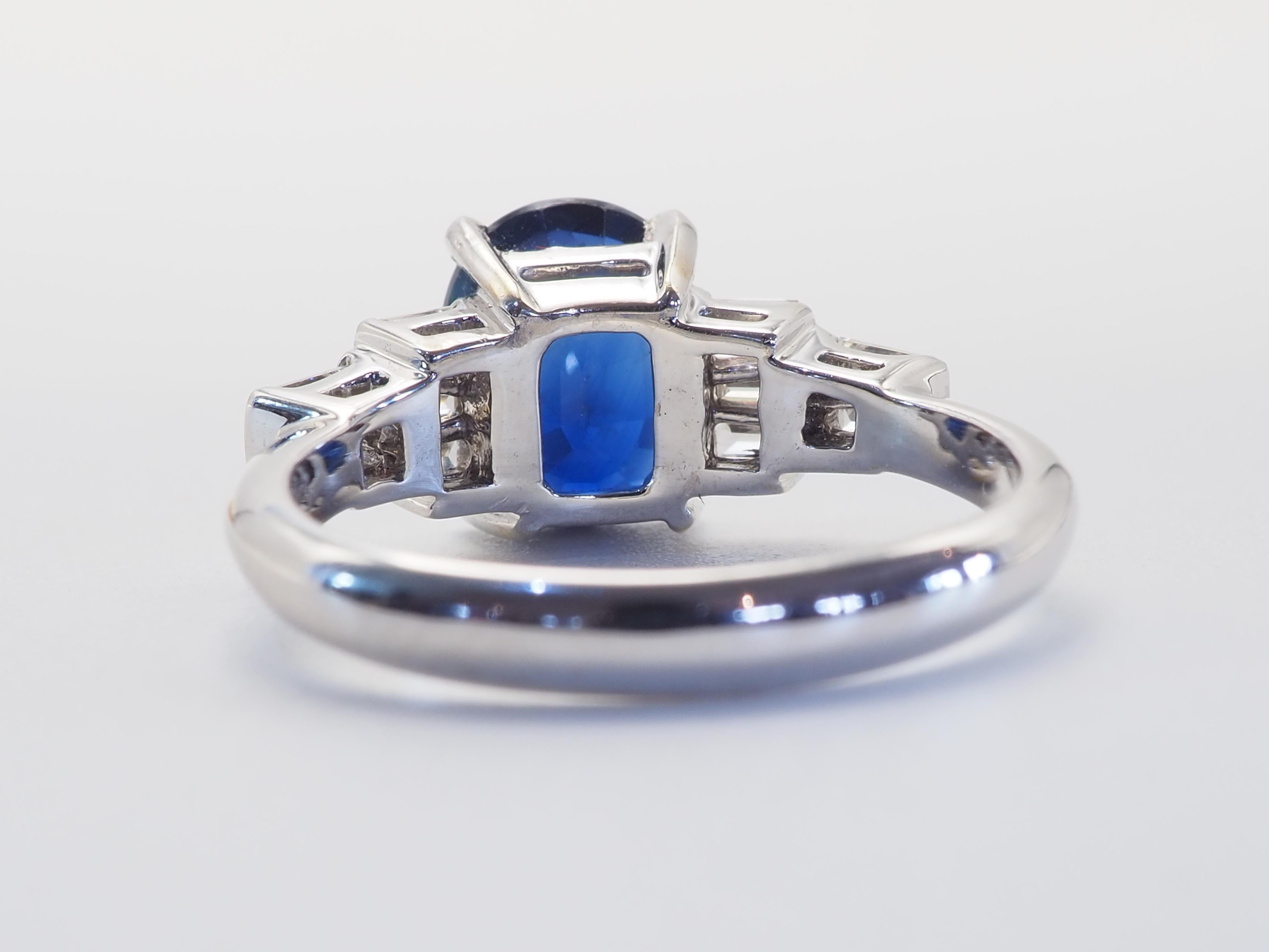 Taille ovale Bague en or blanc 18 carats saphir bleu thaïlandais profond 3,54 ct et diamant 0,26 ct en vente