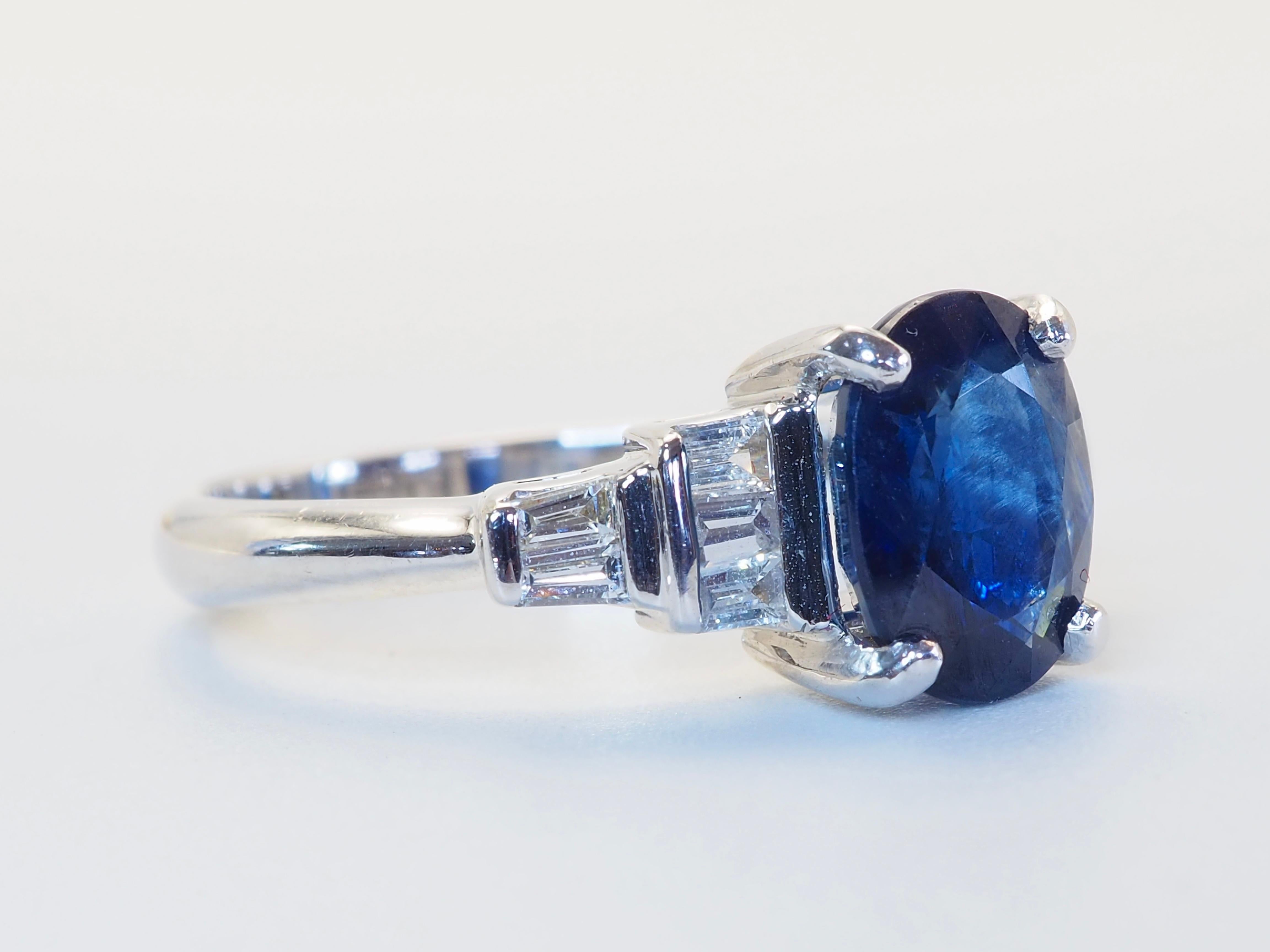 Bague en or blanc 18 carats saphir bleu thaïlandais profond 3,54 ct et diamant 0,26 ct Neuf - En vente à เกาะสมุย, TH