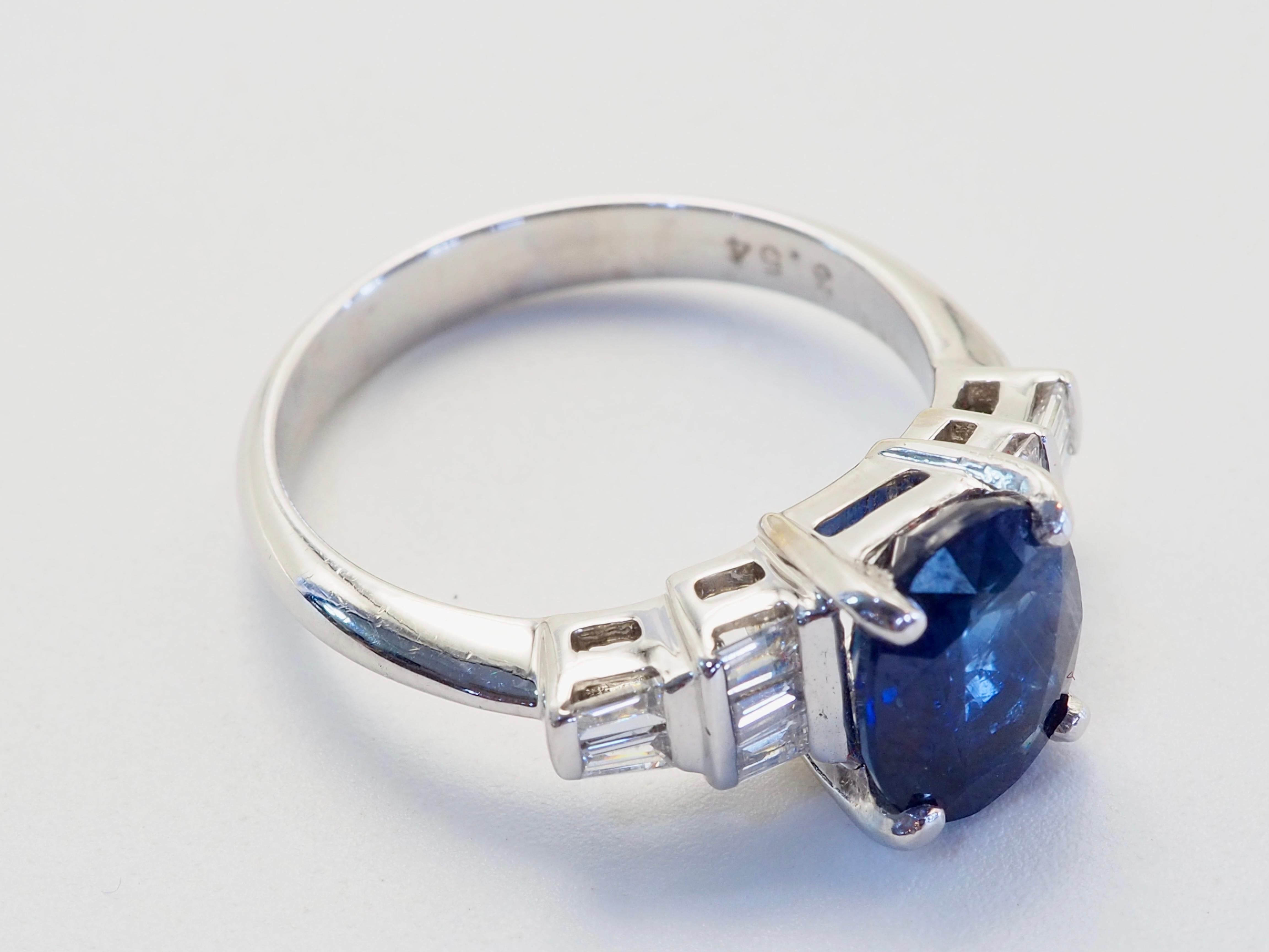 Bague en or blanc 18 carats saphir bleu thaïlandais profond 3,54 ct et diamant 0,26 ct Pour femmes en vente