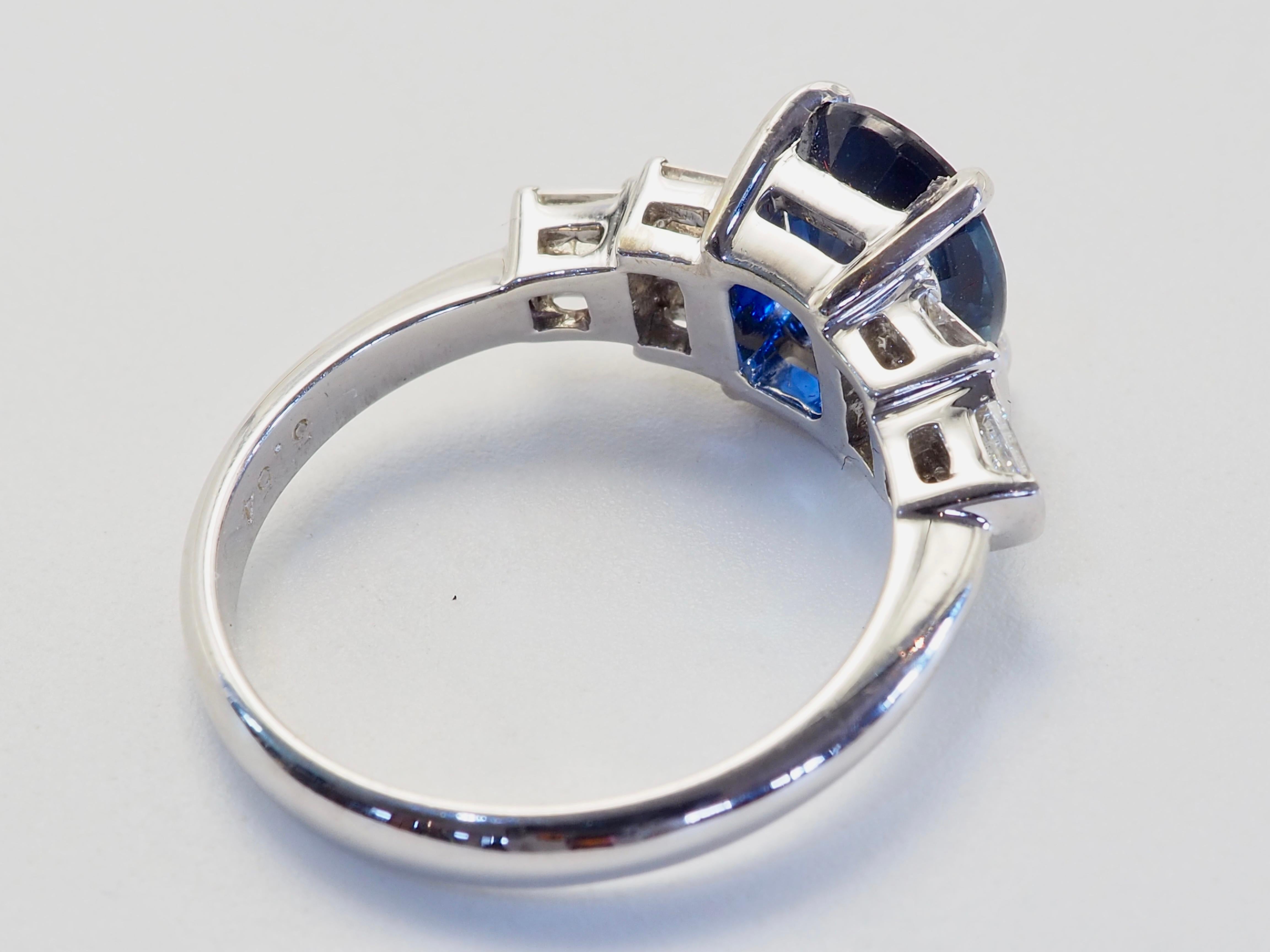 Bague en or blanc 18 carats saphir bleu thaïlandais profond 3,54 ct et diamant 0,26 ct en vente 1