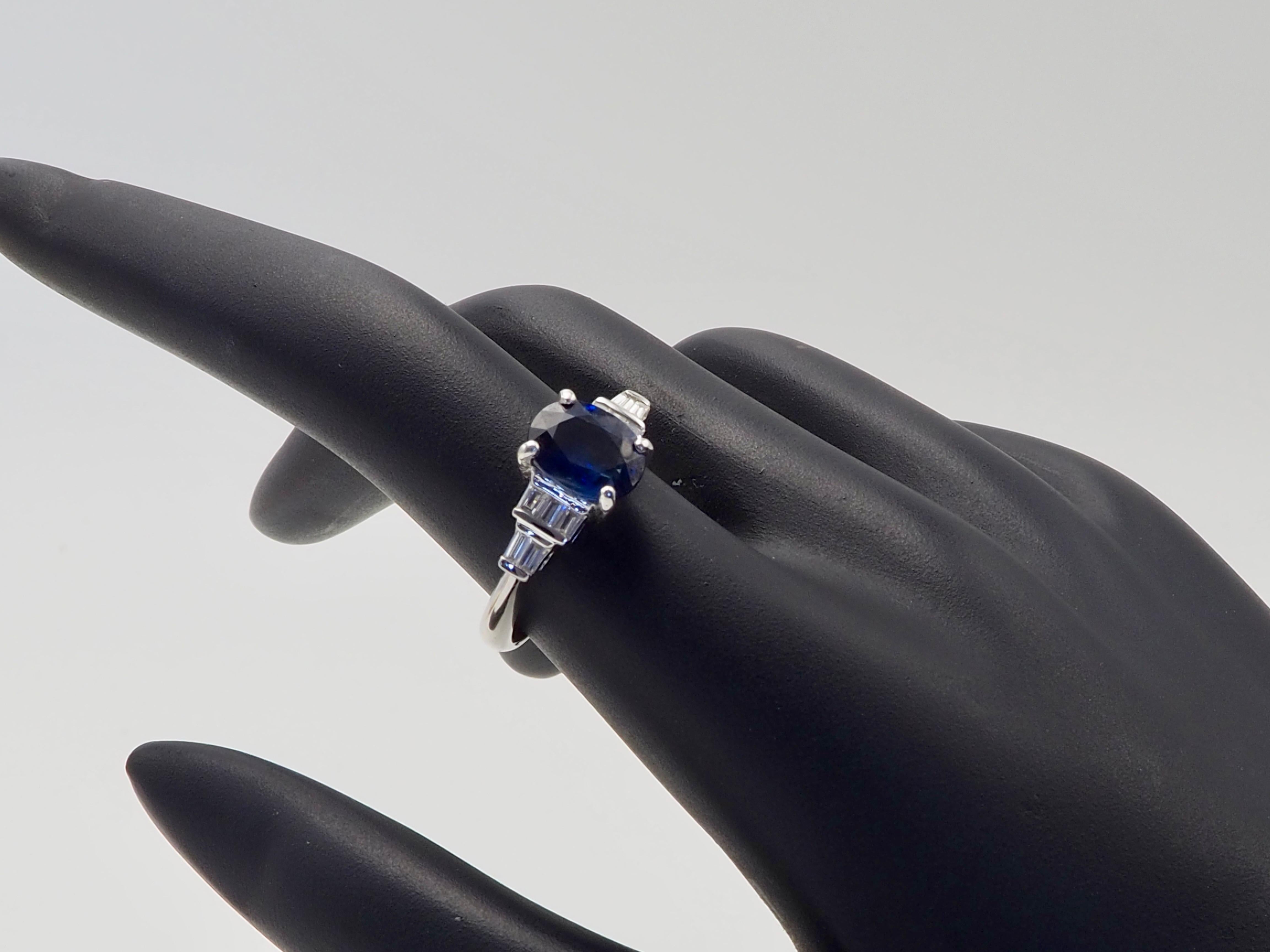 Bague en or blanc 18 carats saphir bleu thaïlandais profond 3,54 ct et diamant 0,26 ct en vente 2