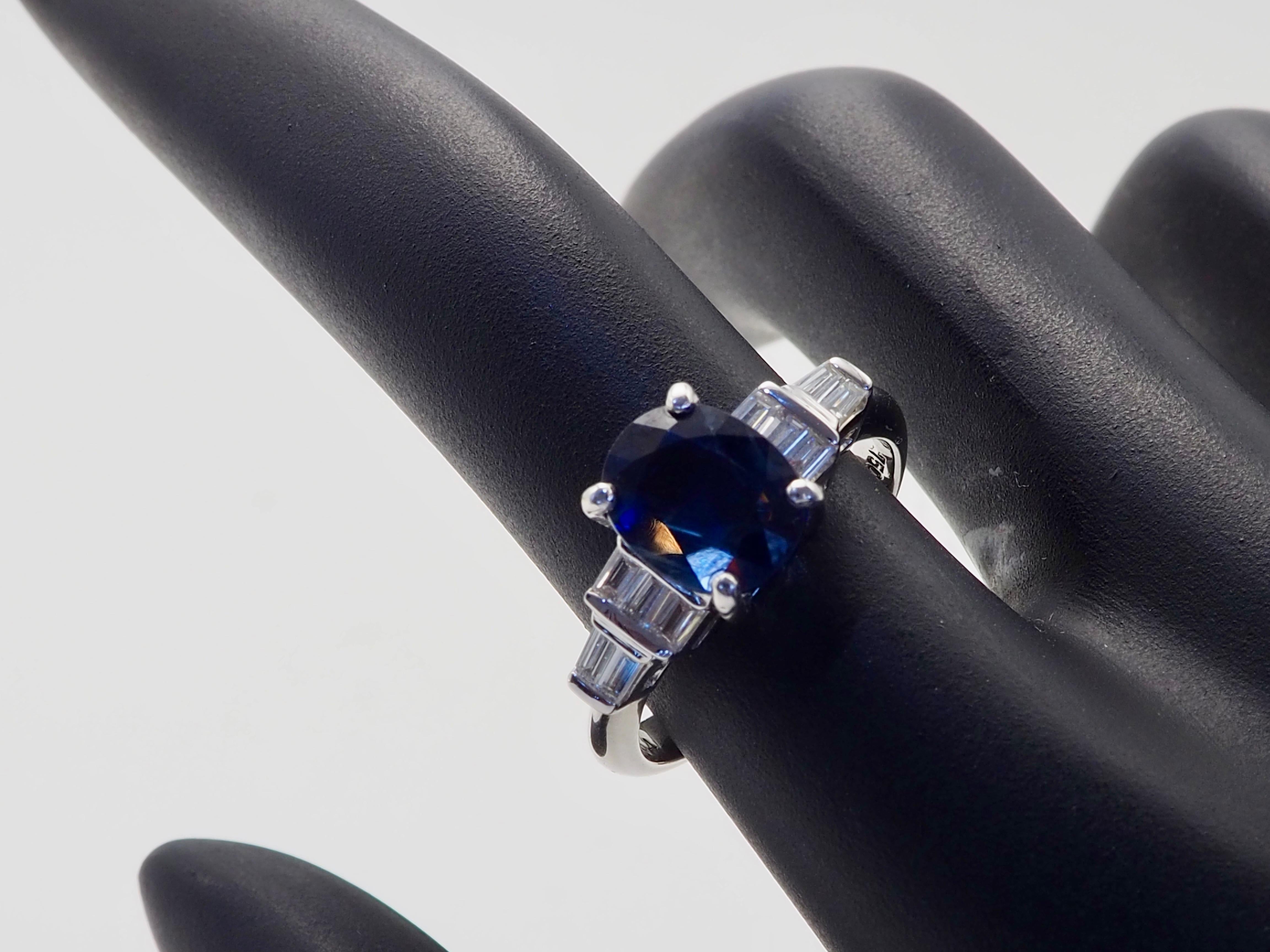 Bague en or blanc 18 carats saphir bleu thaïlandais profond 3,54 ct et diamant 0,26 ct en vente 3