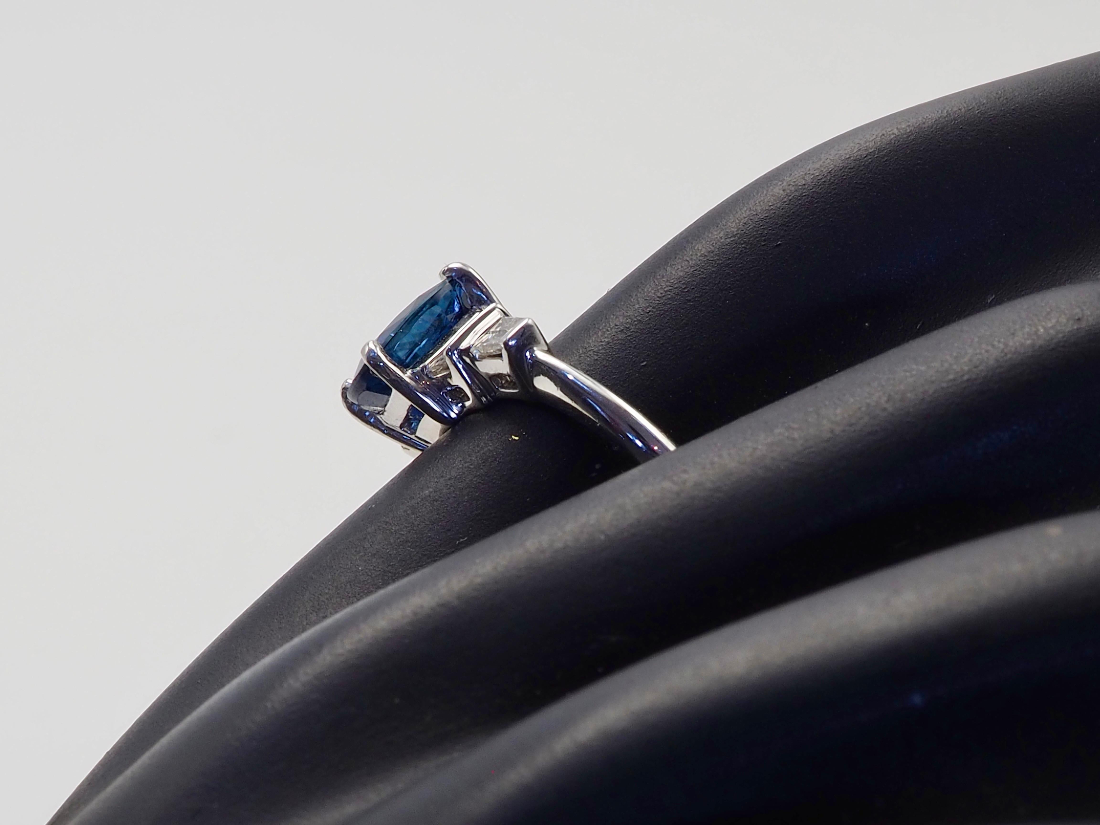 Bague en or blanc 18 carats saphir bleu thaïlandais profond 3,54 ct et diamant 0,26 ct en vente 4