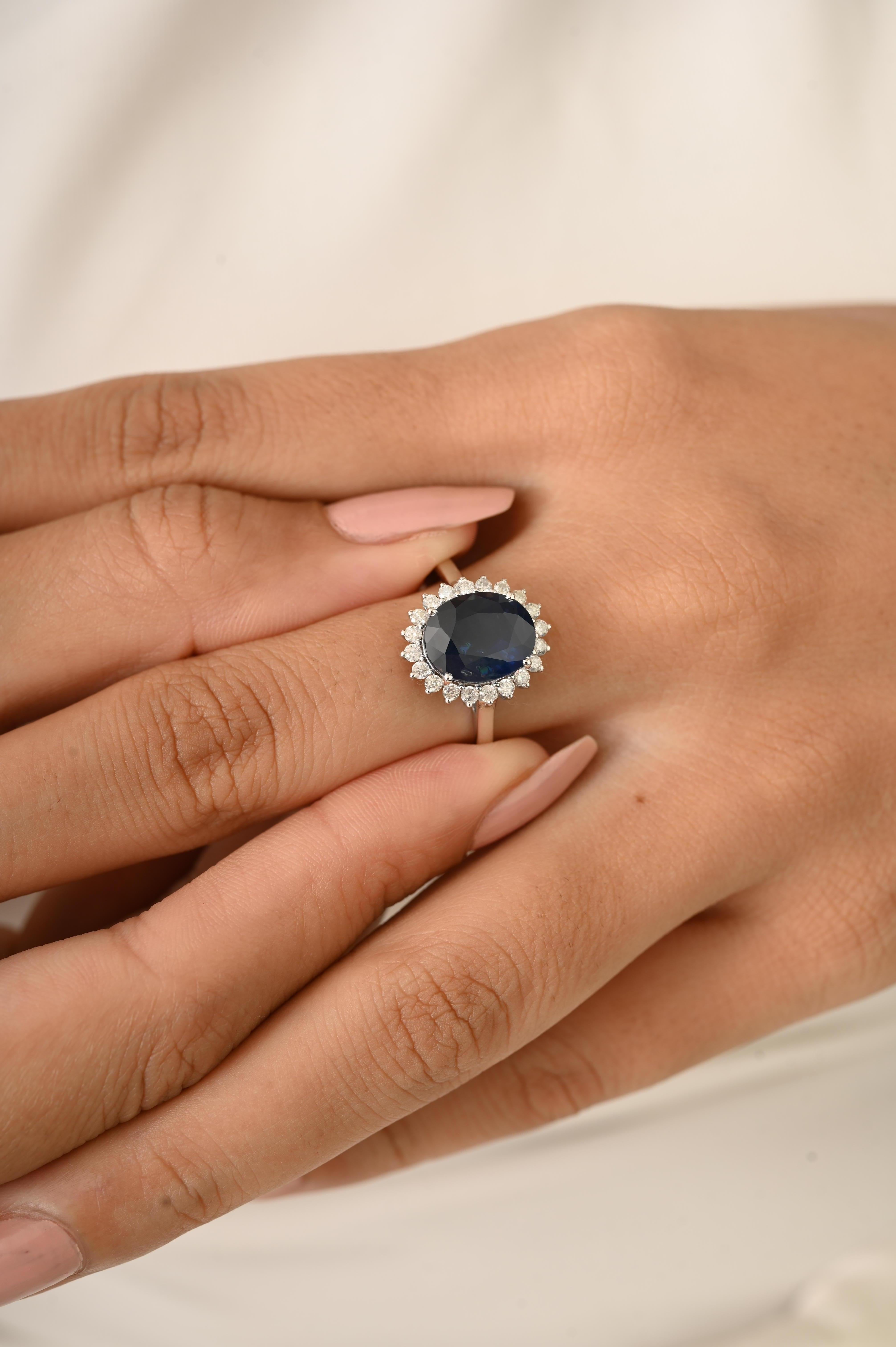 En vente :  Bague de cocktail en or blanc 18 carats 3,55 ct saphir bleu profond et 0,3 ct diamant halo 10
