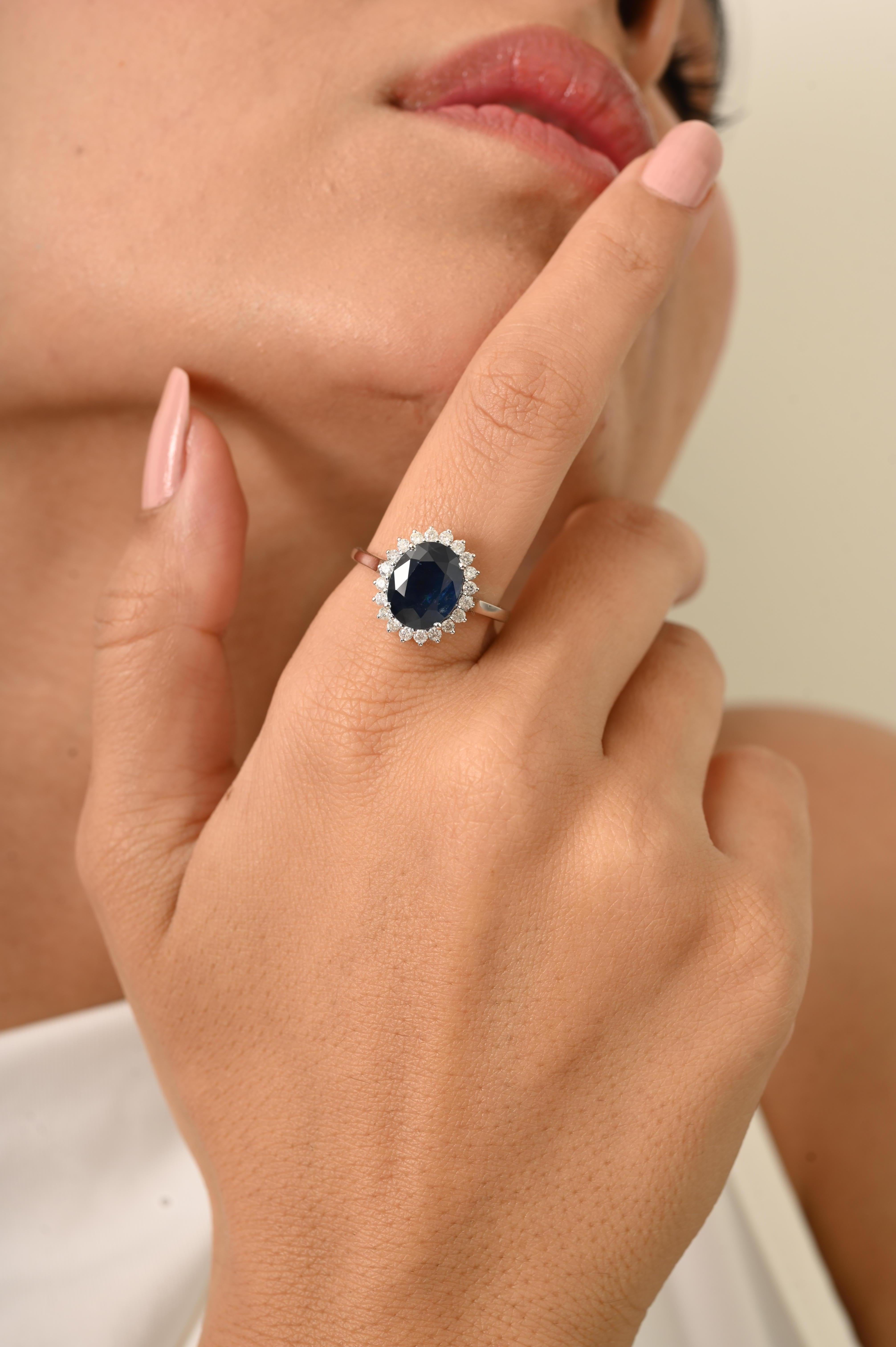 En vente :  Bague de cocktail en or blanc 18 carats 3,55 ct saphir bleu profond et 0,3 ct diamant halo 2