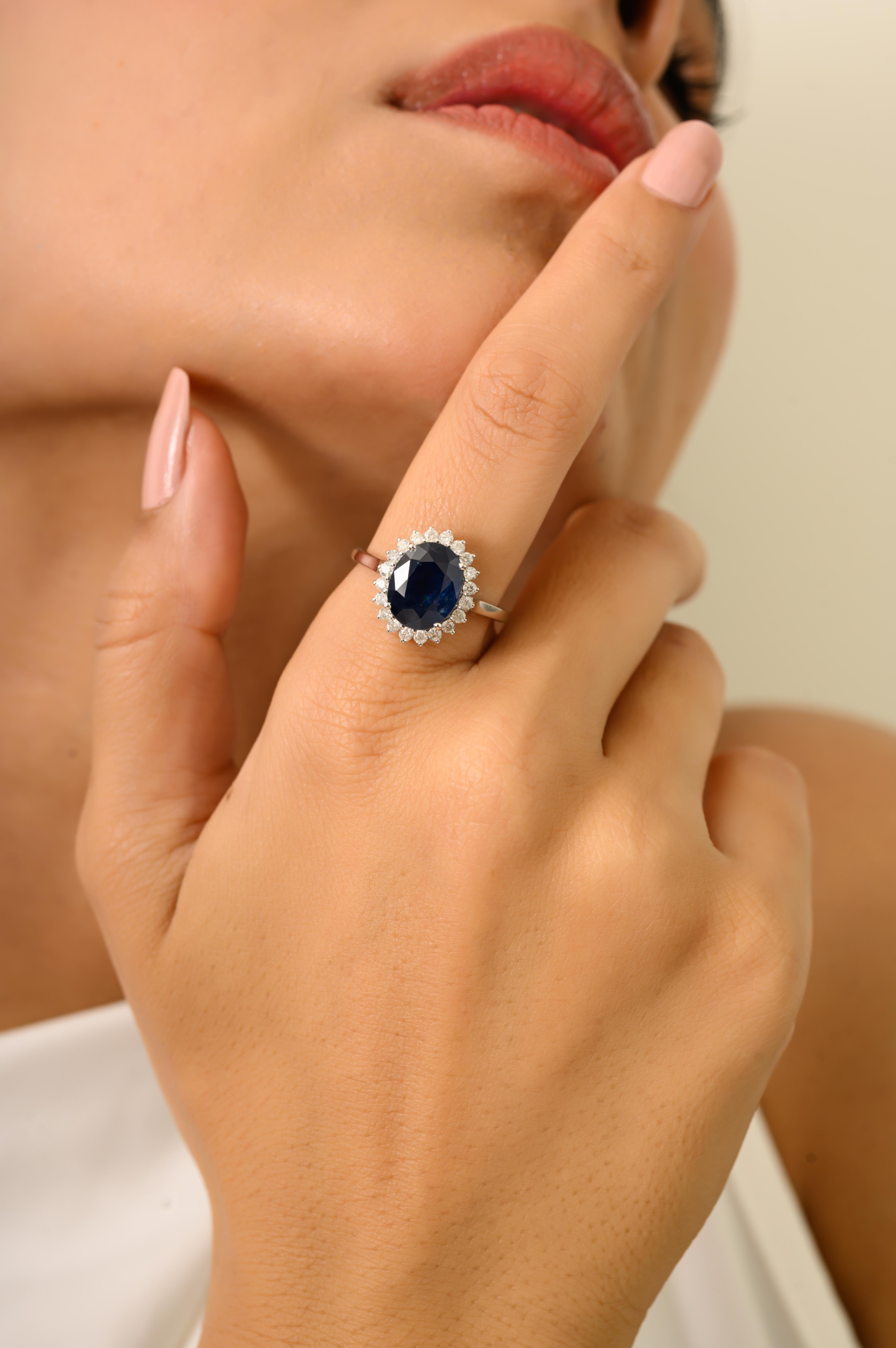 En vente :  Bague de cocktail en or blanc 18 carats 3,55 ct saphir bleu profond et 0,3 ct diamant halo 2