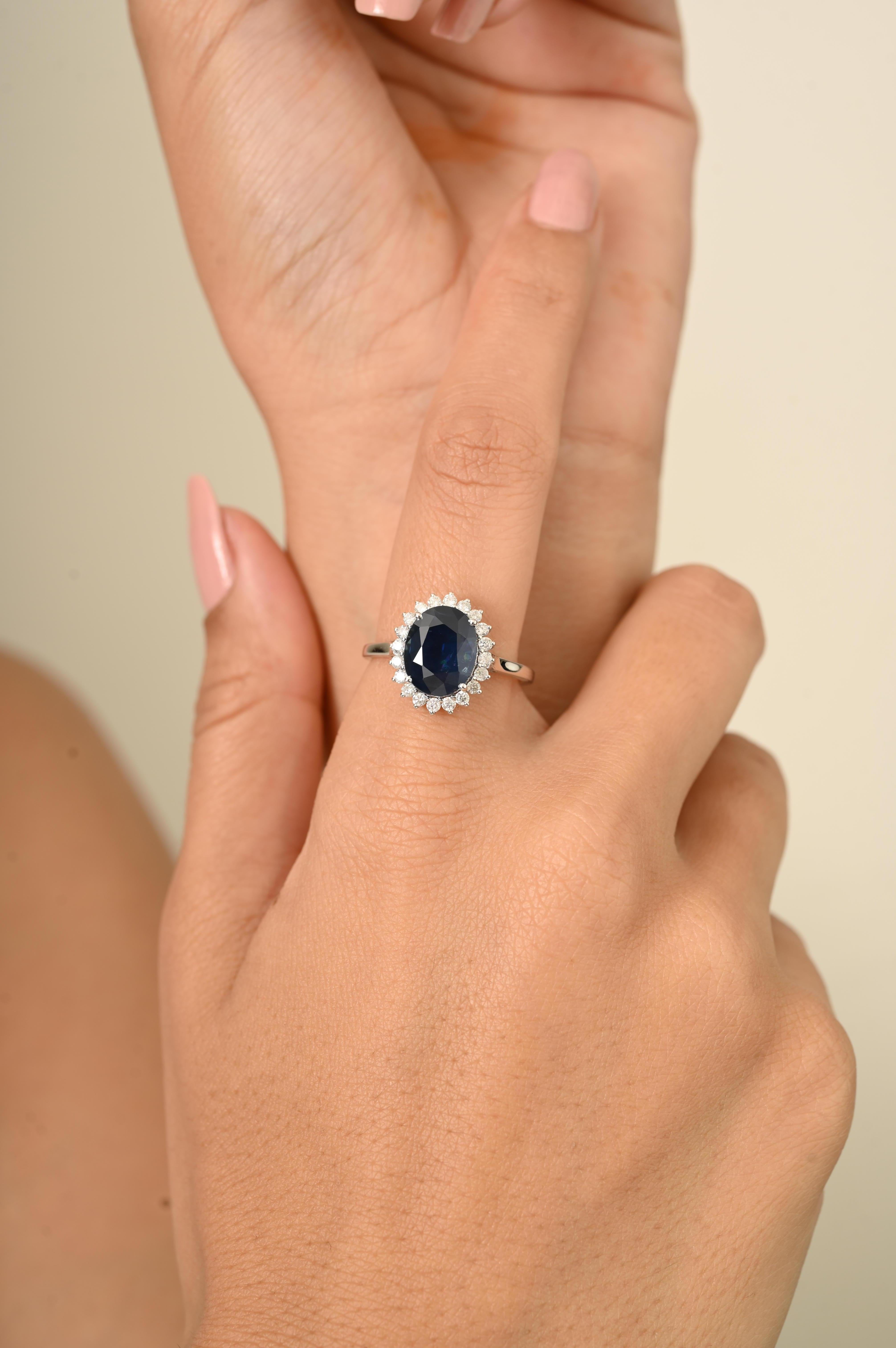 En vente :  Bague de cocktail en or blanc 18 carats 3,55 ct saphir bleu profond et 0,3 ct diamant halo 4