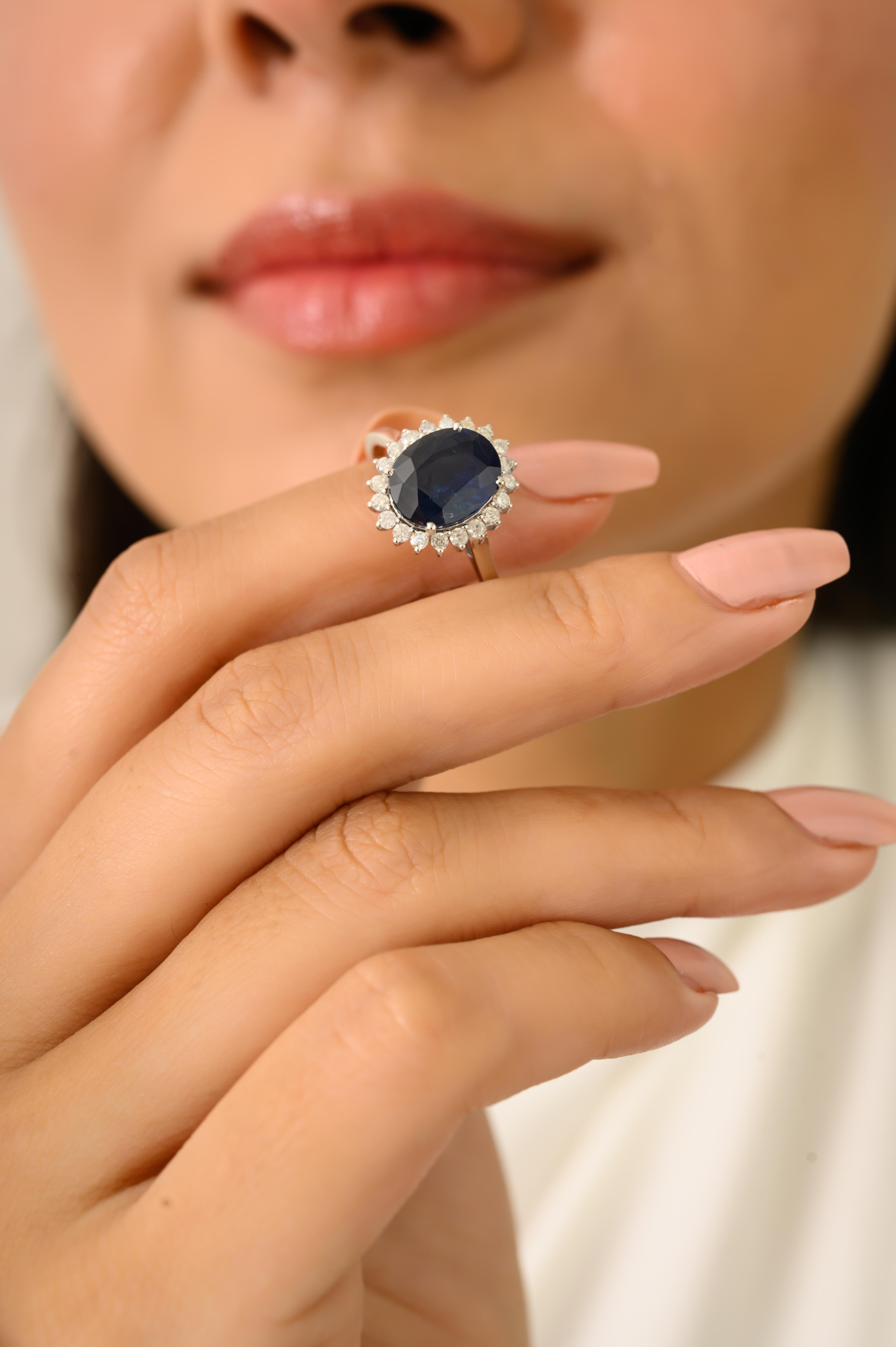 En vente :  Bague de cocktail en or blanc 18 carats 3,55 ct saphir bleu profond et 0,3 ct diamant halo 4