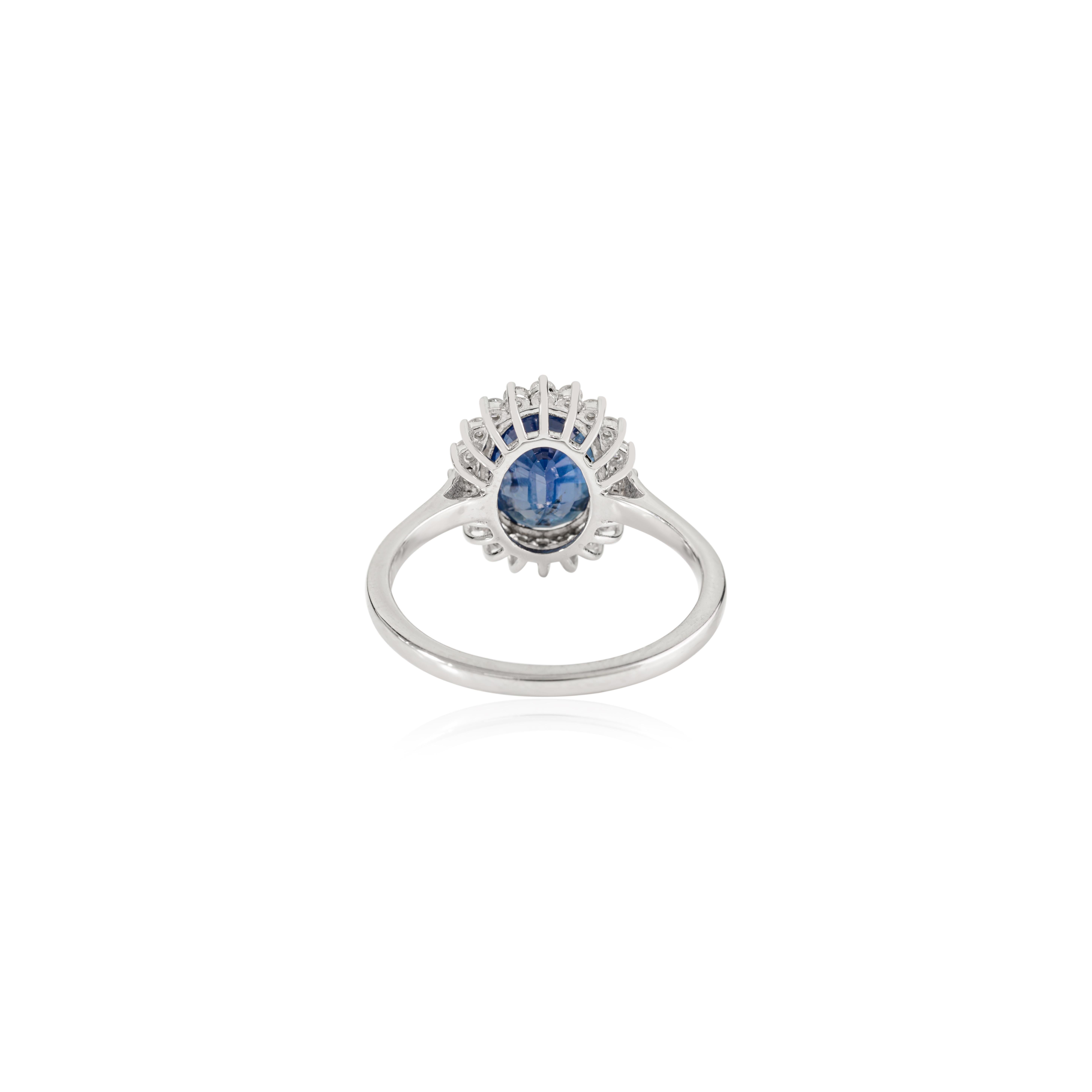 En vente :  Bague de cocktail en or blanc 18 carats 3,55 ct saphir bleu profond et 0,3 ct diamant halo 5