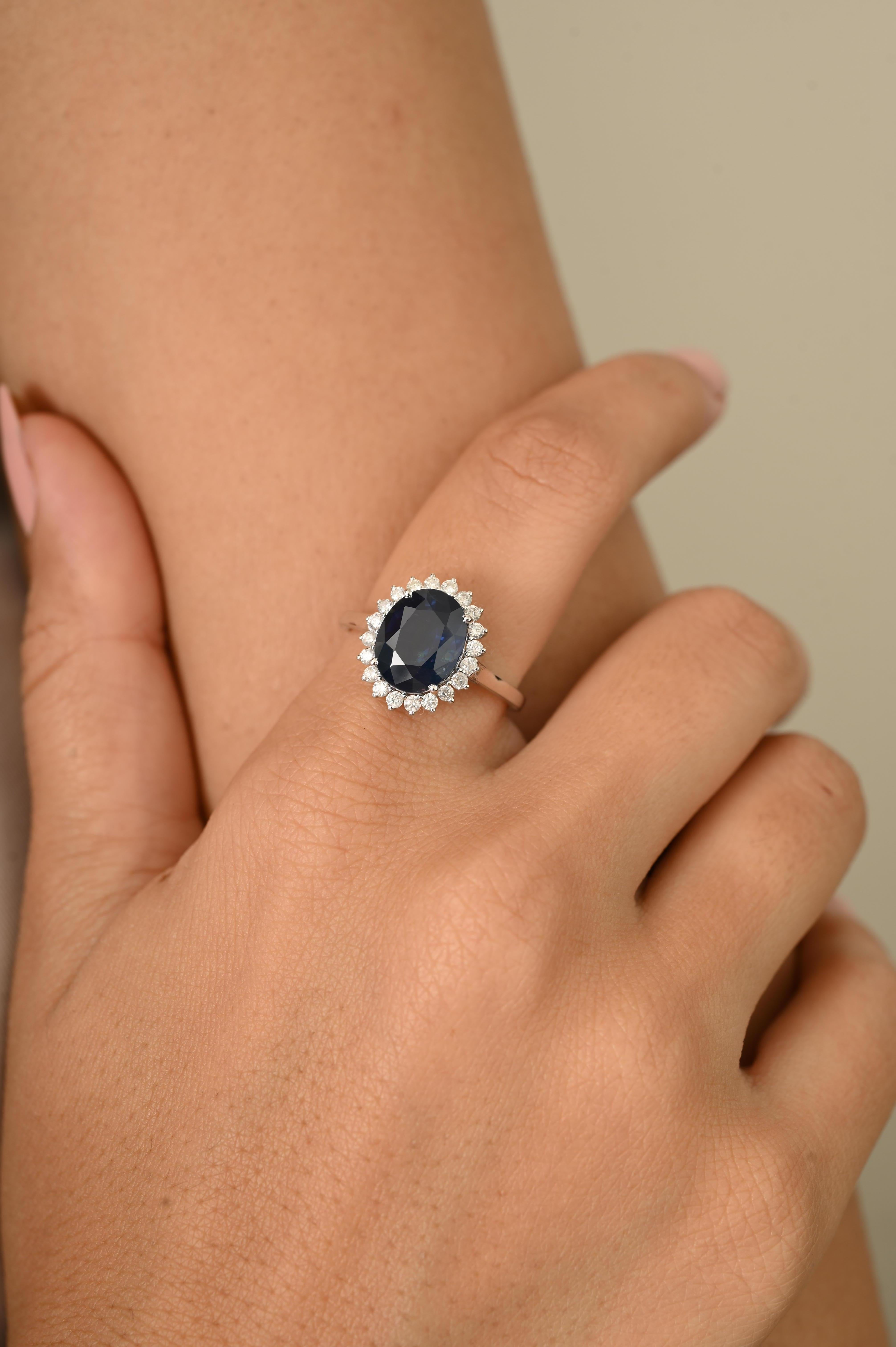 En vente :  Bague de cocktail en or blanc 18 carats 3,55 ct saphir bleu profond et 0,3 ct diamant halo 6