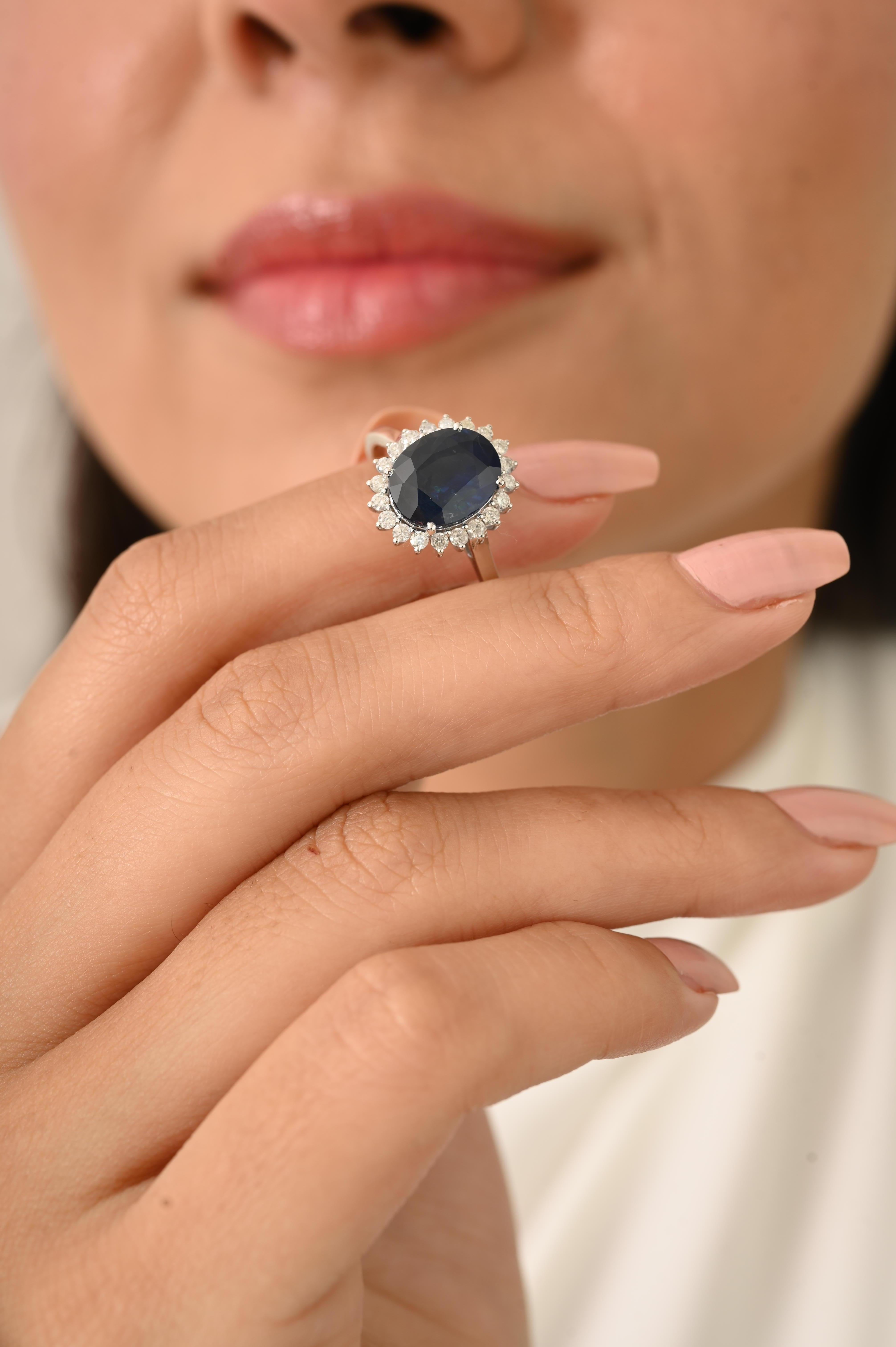 En vente :  Bague de cocktail en or blanc 18 carats 3,55 ct saphir bleu profond et 0,3 ct diamant halo 8