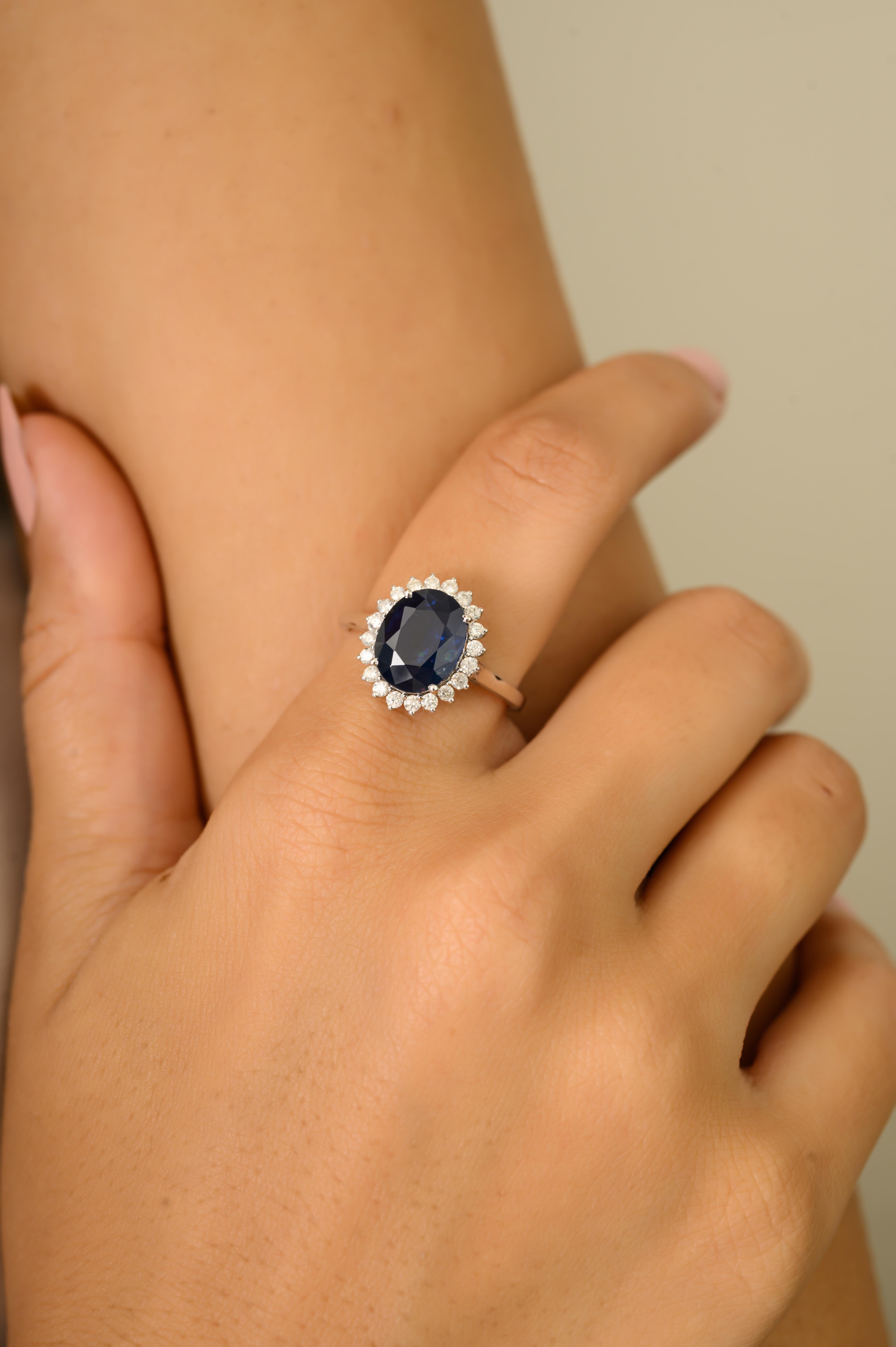 En vente :  Bague de cocktail en or blanc 18 carats 3,55 ct saphir bleu profond et 0,3 ct diamant halo 8