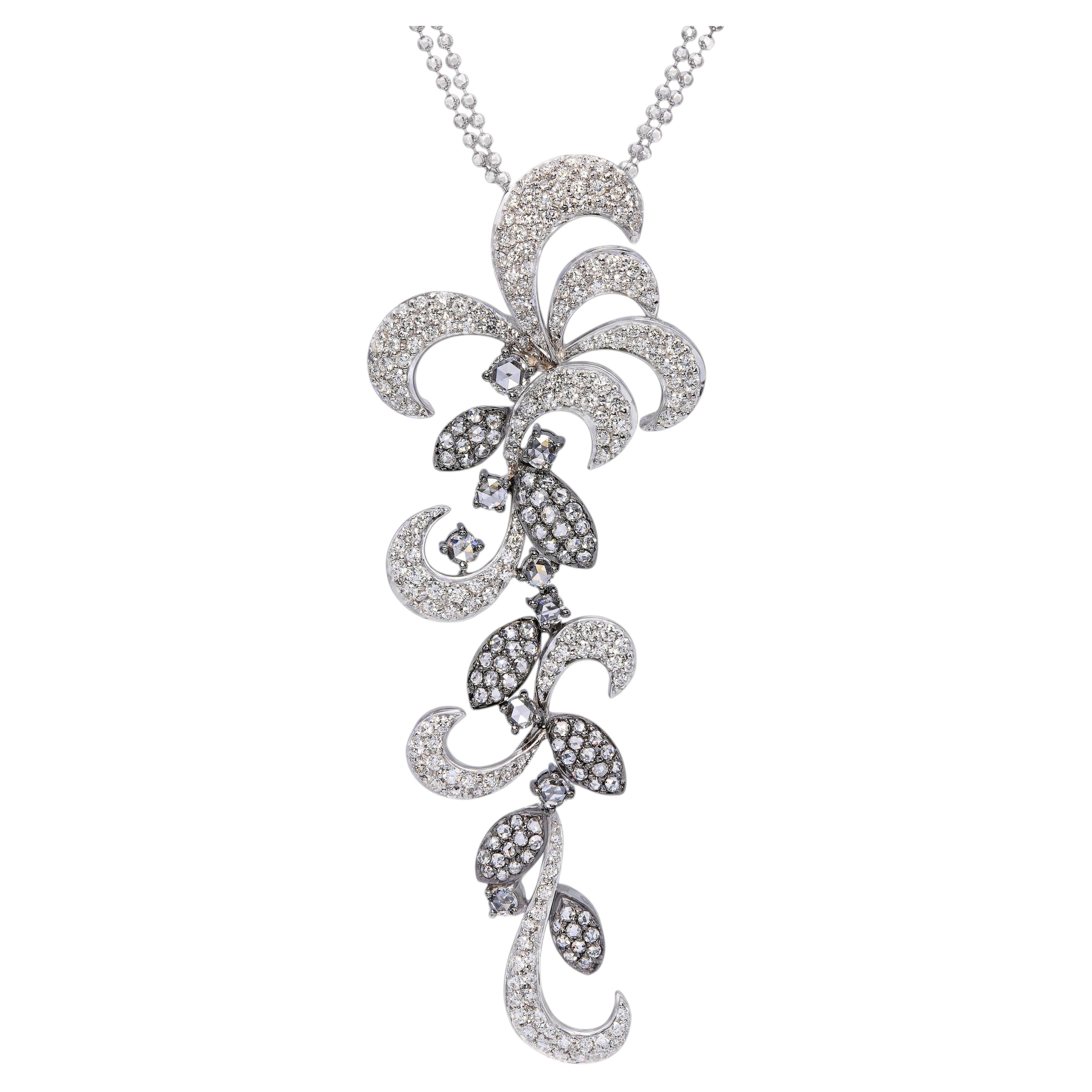 Collar con colgante de oro blanco de 18k con motivo floral y pavé de diamantes de 3,56 tcw en venta