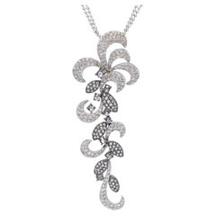 Collar con colgante de oro blanco de 18k con motivo floral y pavé de diamantes de 3,56 tcw