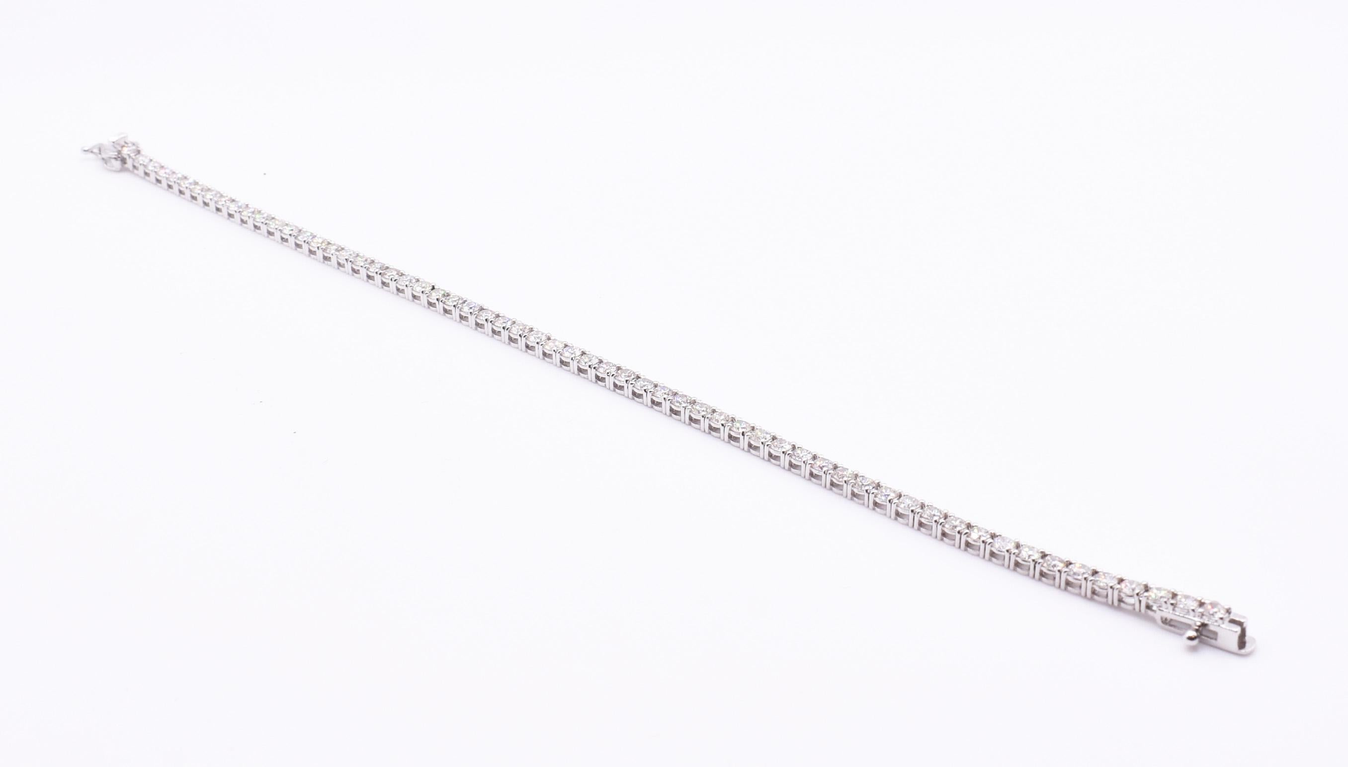 Round Cut 18k White Gold 3.57ct Diamond Line Bracelet For Sale