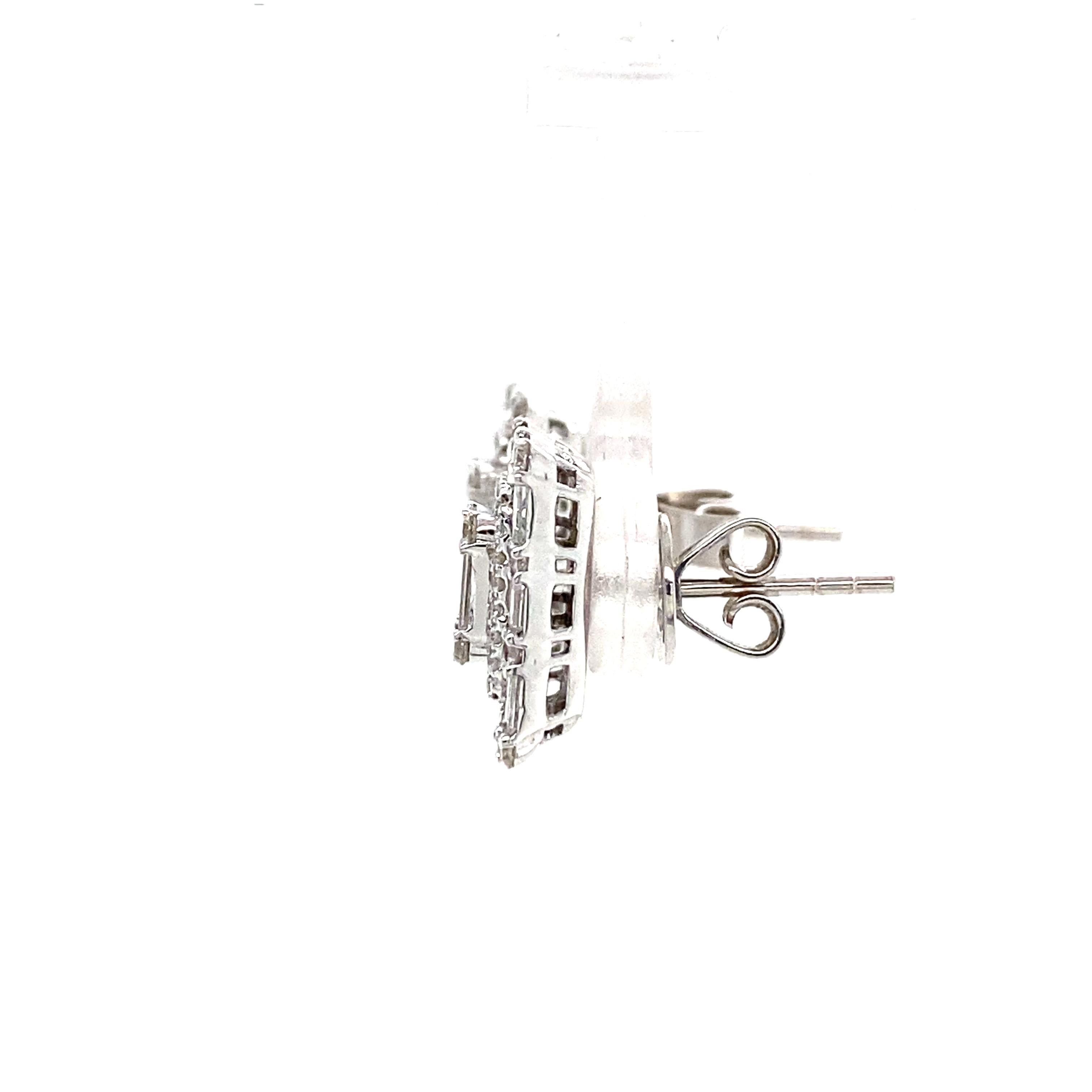 Clous d'oreilles en or blanc 18 carats avec diamants de 3,60 carats en vente 6