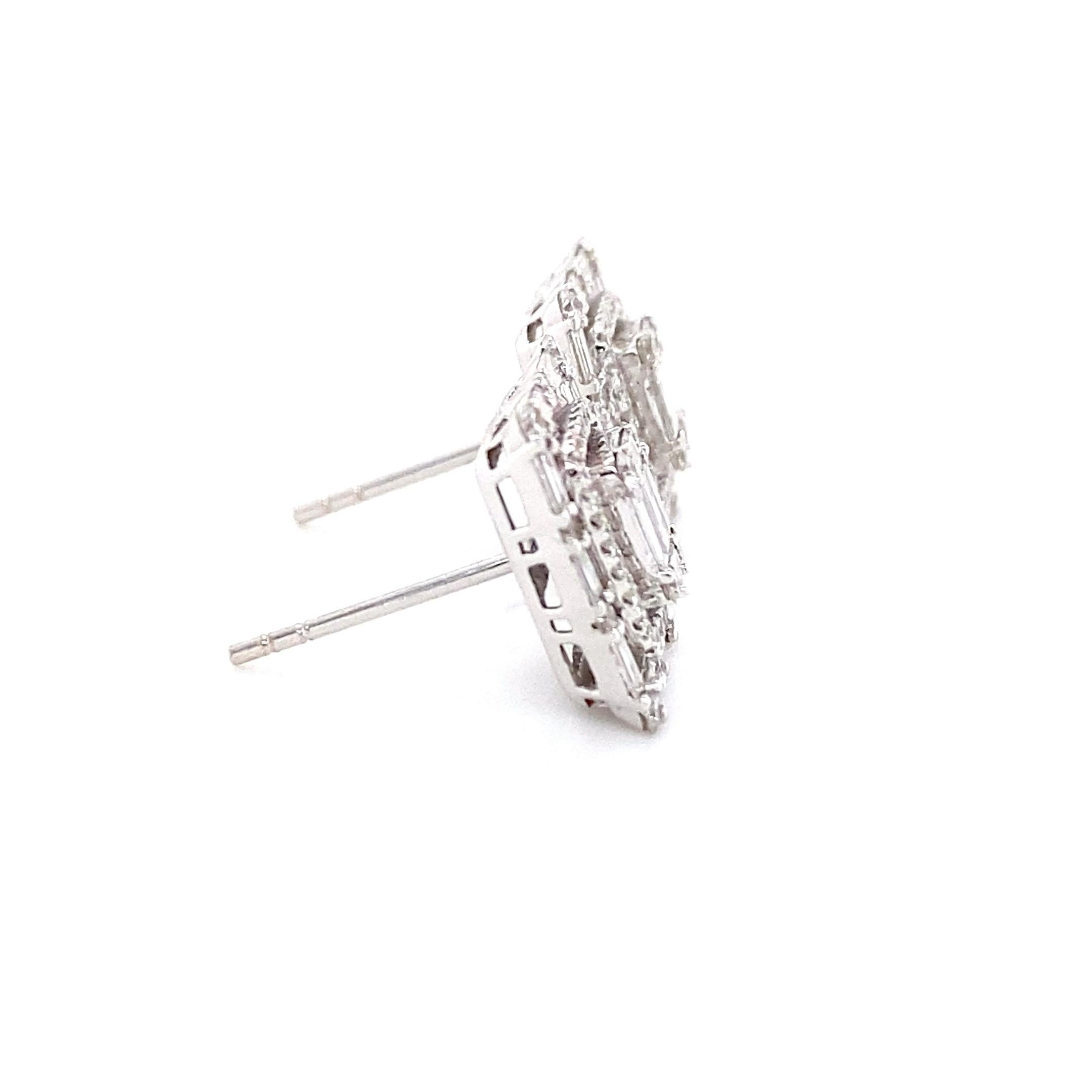 Clous d'oreilles en or blanc 18 carats avec diamants de 3,60 carats en vente 1