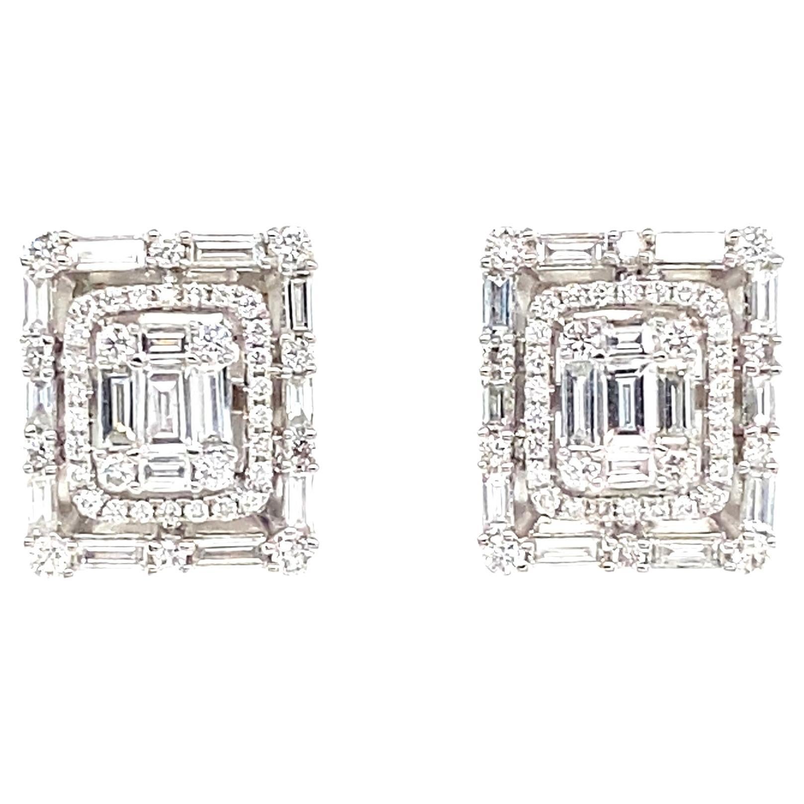 Ces superbes boucles d'oreilles sont composées d'exquis diamants incolores de la plus haute qualité et de tailles impeccables qui capturent et reflètent la lumière avec une brillance à couper le souffle. Le design unique présente une taille de