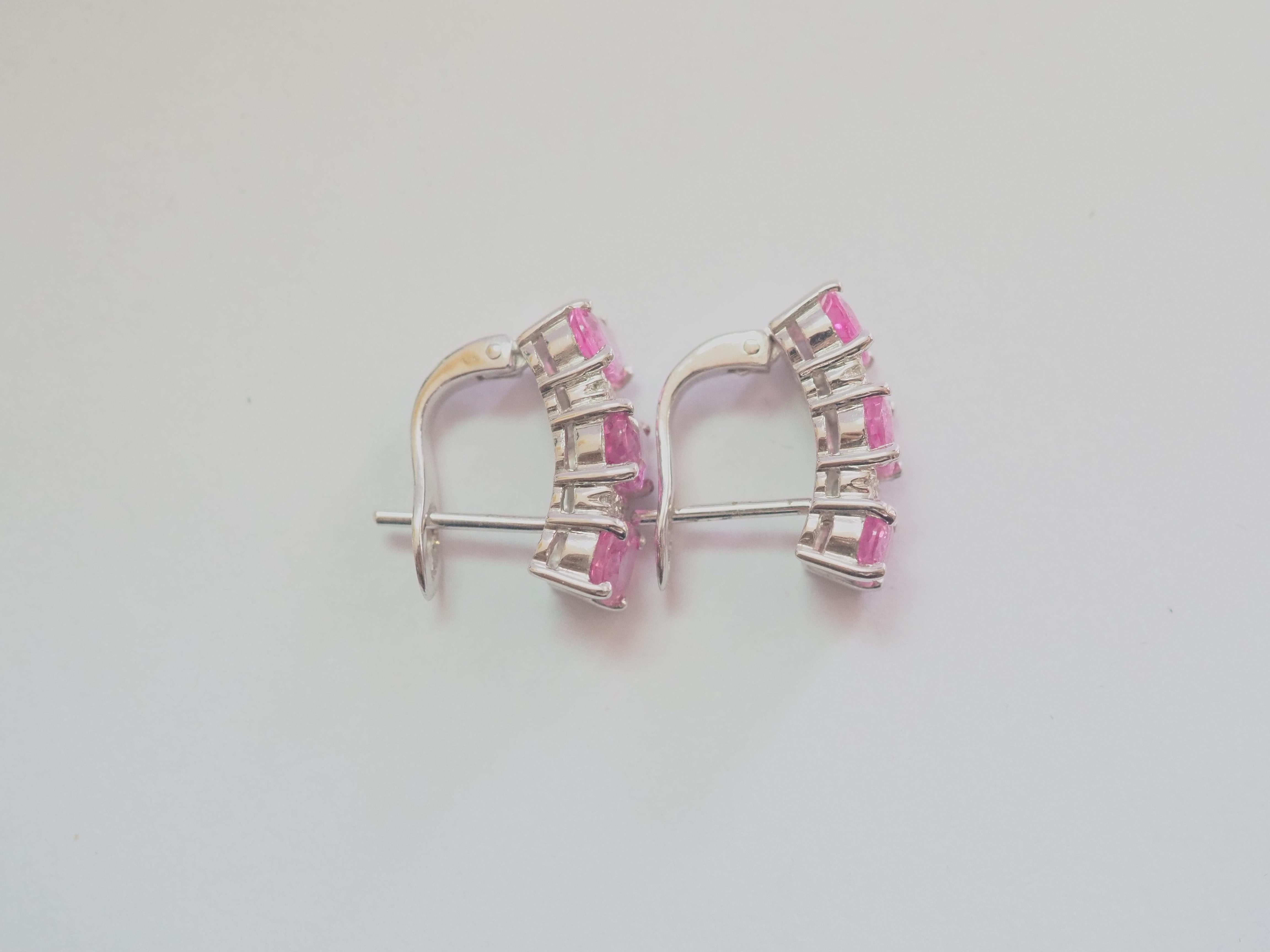 18 Karat Weißgold Ohrringe mit 3,60 Karat rosa Saphir und 0,10 Karat runden Diamanten (Ovalschliff) im Angebot
