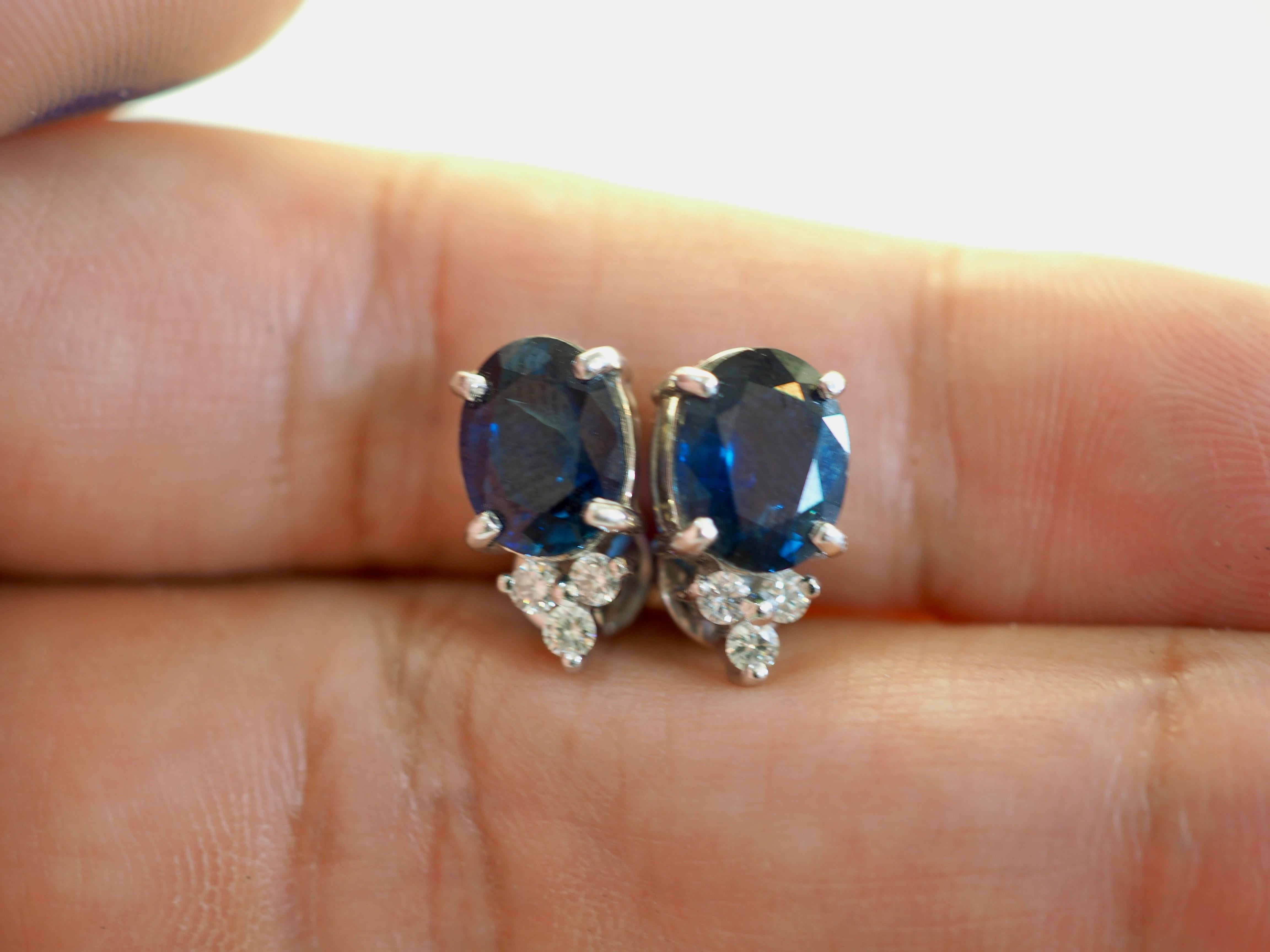 18K White Gold 3.71ct Deep Blue Sapphire & 0.23ct Diamond Fine Stud Earrings In New Condition For Sale In เกาะสมุย, TH
