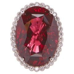 Bague en or blanc 18 carats et grenat ovale de 37.3 carats avec halo de diamants de 0,75 carat, taille 7
