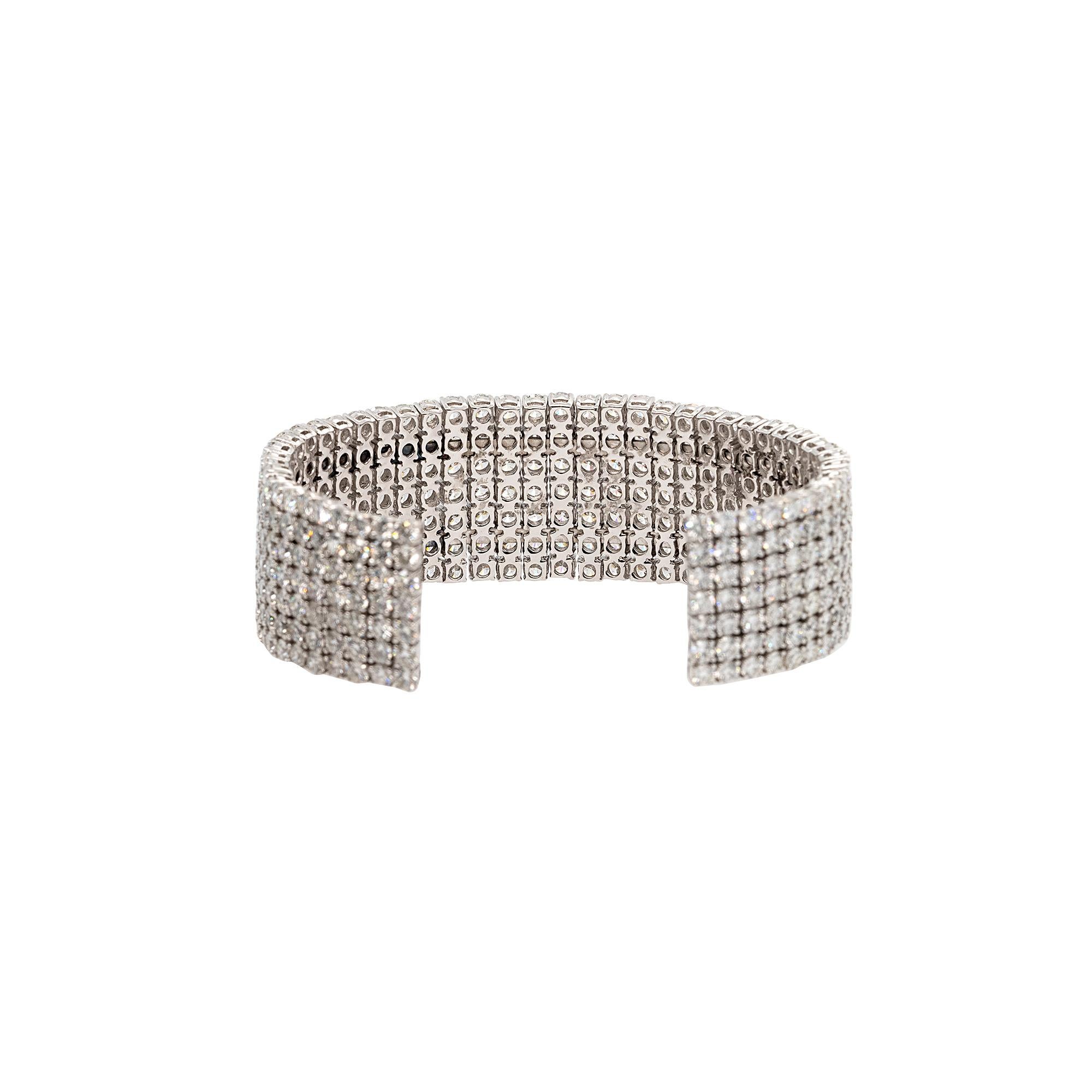 Taille ronde Bracelet en or blanc 18 carats 37.40ct Round Brilliant Natural Diamond Bangle en vente