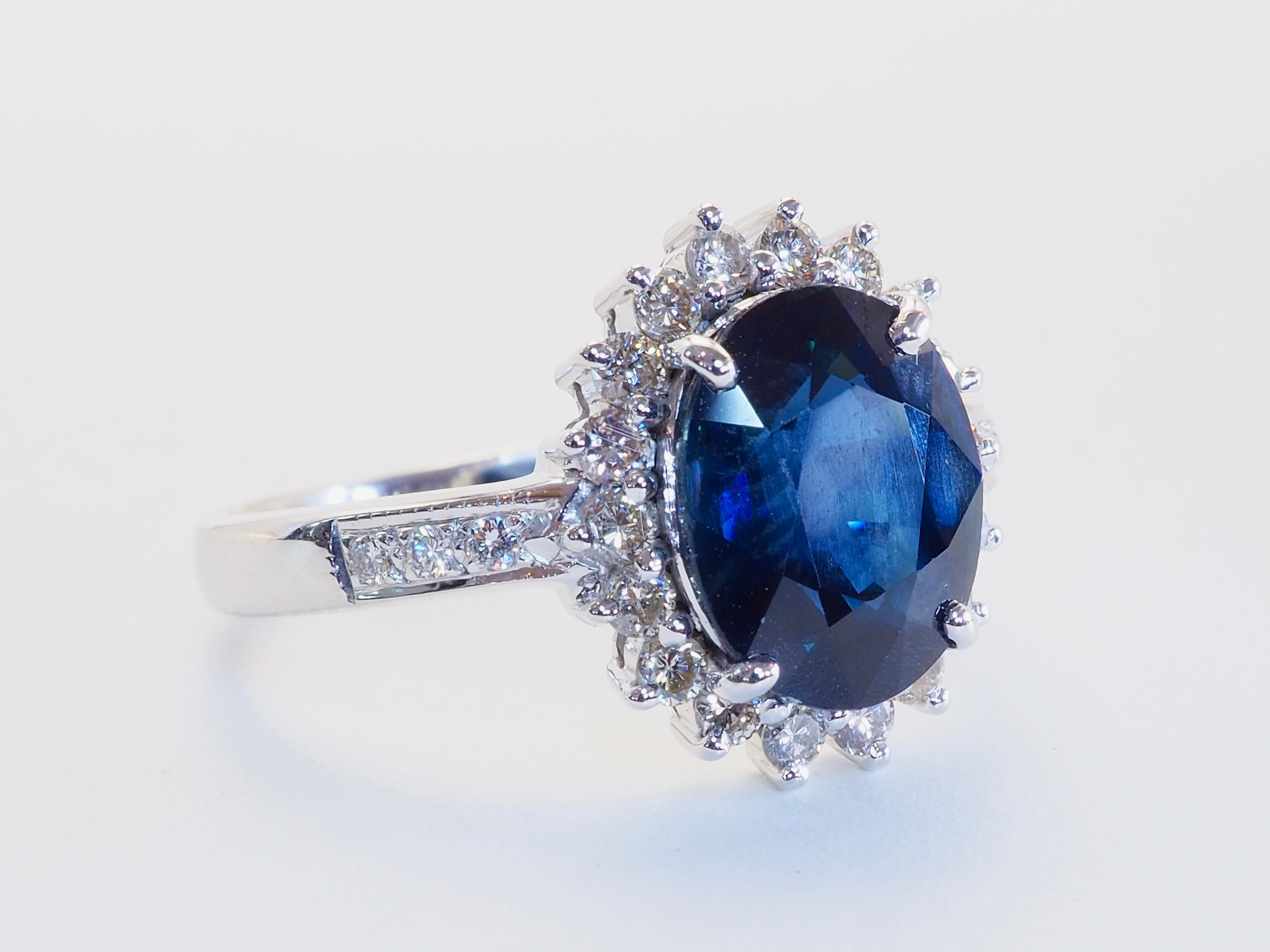 18K White Gold 3.80ct Deep Greenish Blue Sapphire & 0.50t Diamond Cocktail Ring In New Condition For Sale In เกาะสมุย, TH