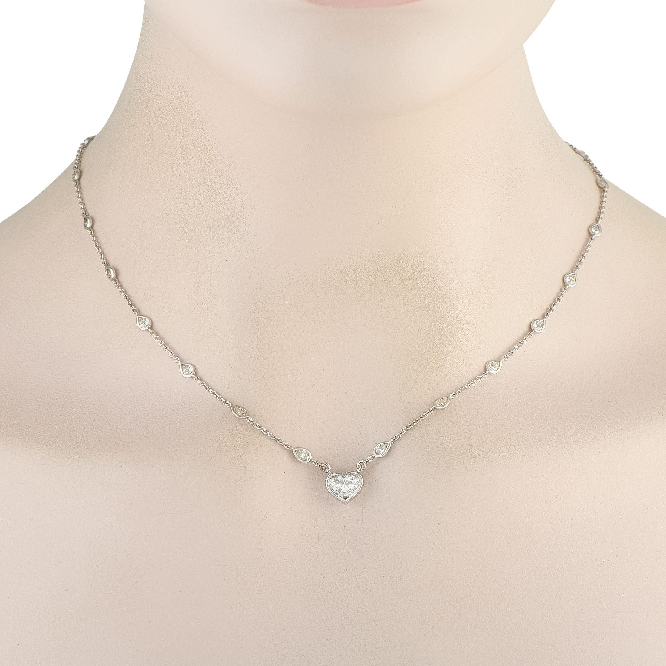 Questa collana elegante non smetterà mai di farsi notare. Diamanti scintillanti con un peso totale di 2,30 carati impreziosiscono la delicata catena. Il ciondolo a forma di cuore al centro risplende grazie alla pietra centrale di 1,51 carati di