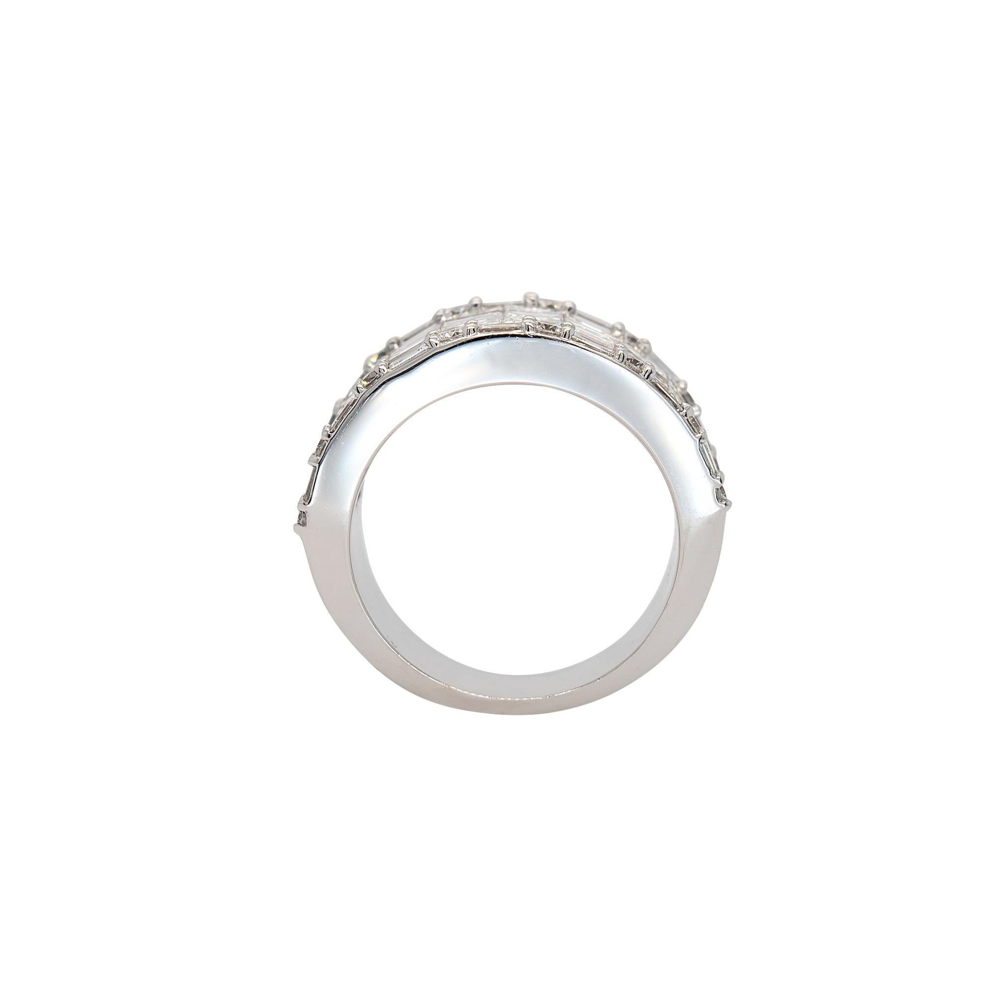 18k Weißgold 3,86ct Baguetteschliff mit 0,35ct runder Brillant Diamant Ring im Angebot 1