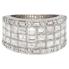 Bague en or blanc 18 carats, taille baguette de 3,86 carats et diamants brillants ronds de 0,35 carat