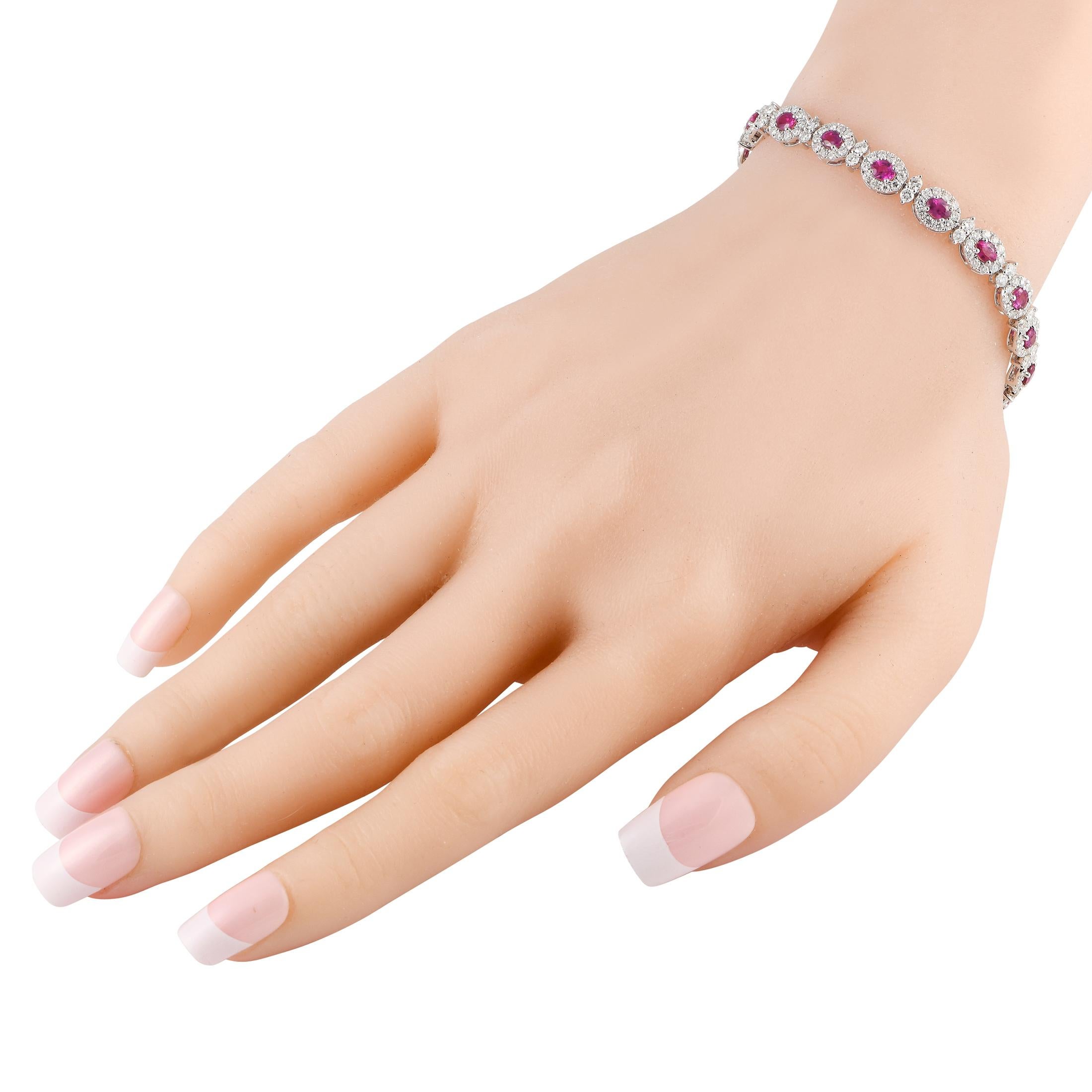 Ajoutez une touche de rose vif à un ensemble monochrome avec ce bracelet en diamants et rubis. Ce bijou éblouissant présente des rubis ovales sertis de diamants, chacun sur une monture ovale reliée par des duos de diamants. Attendez-vous à ce que ce