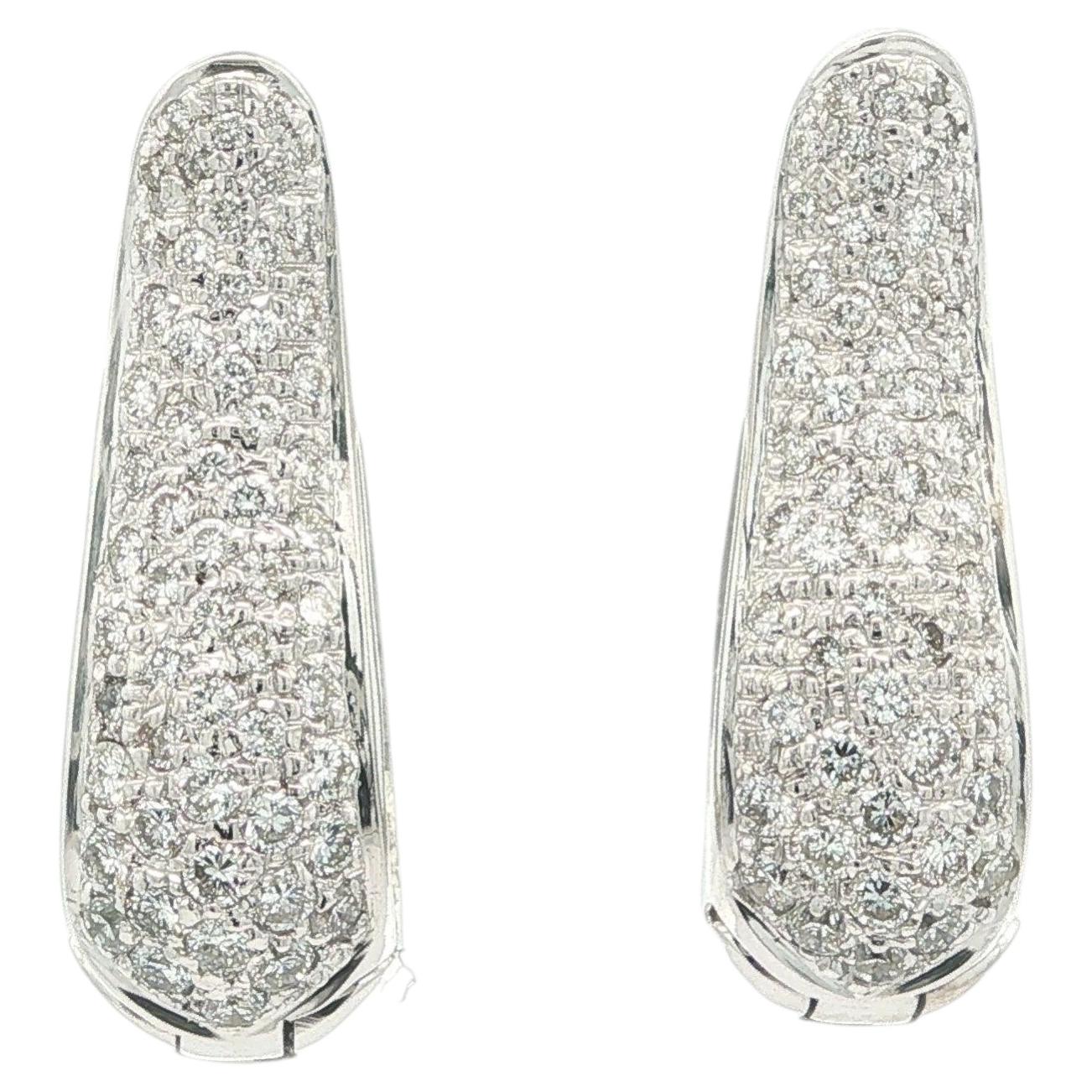 Boucles d'oreilles créoles « huggie » pendantes en or blanc 18 carats, pavées de diamants pour un total de 3 carats