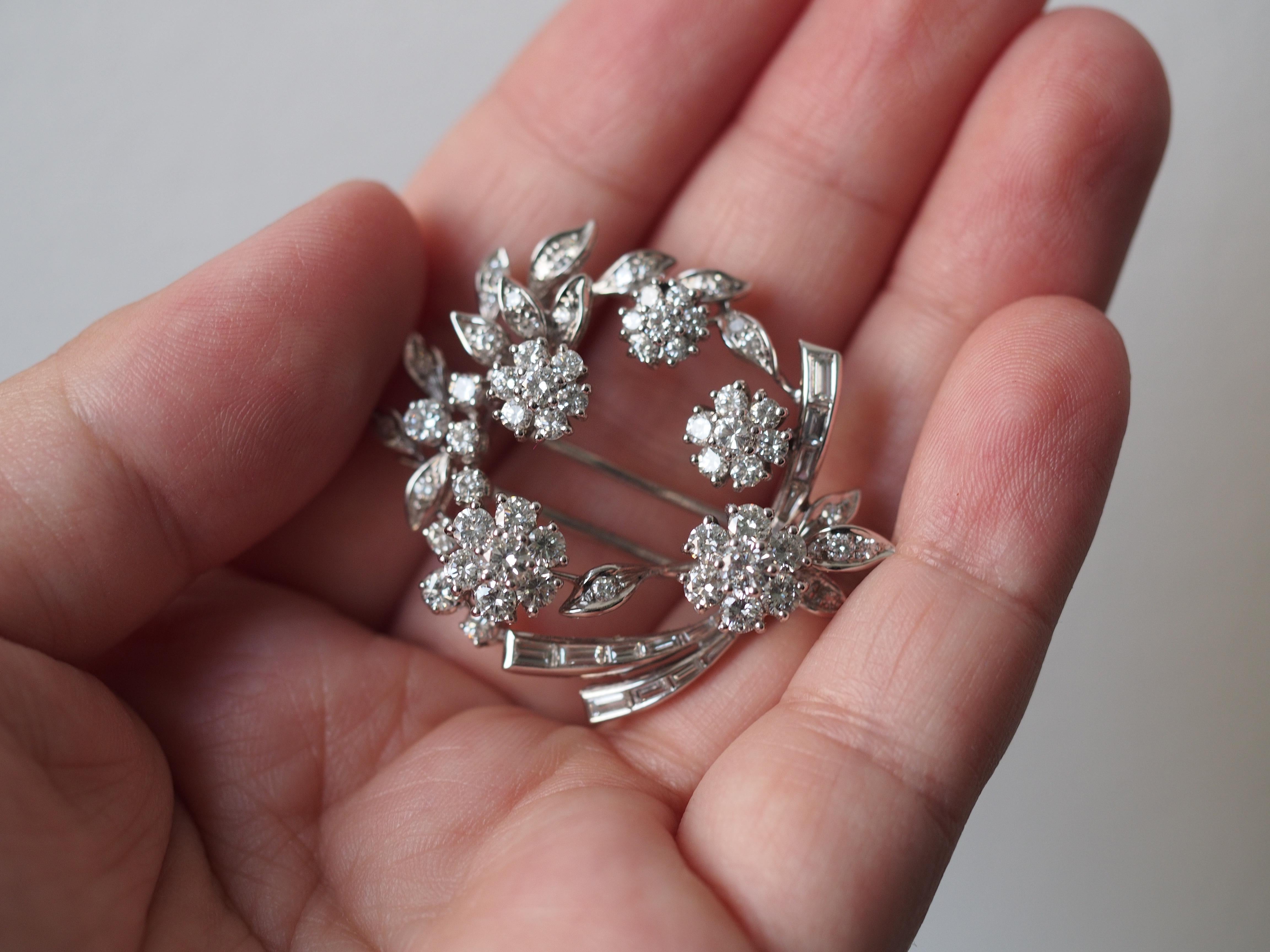 18K White Gold 4.00cttw Round Brilliant/Baguette Flower Brooch In Good Condition For Sale In Atlanta, GA