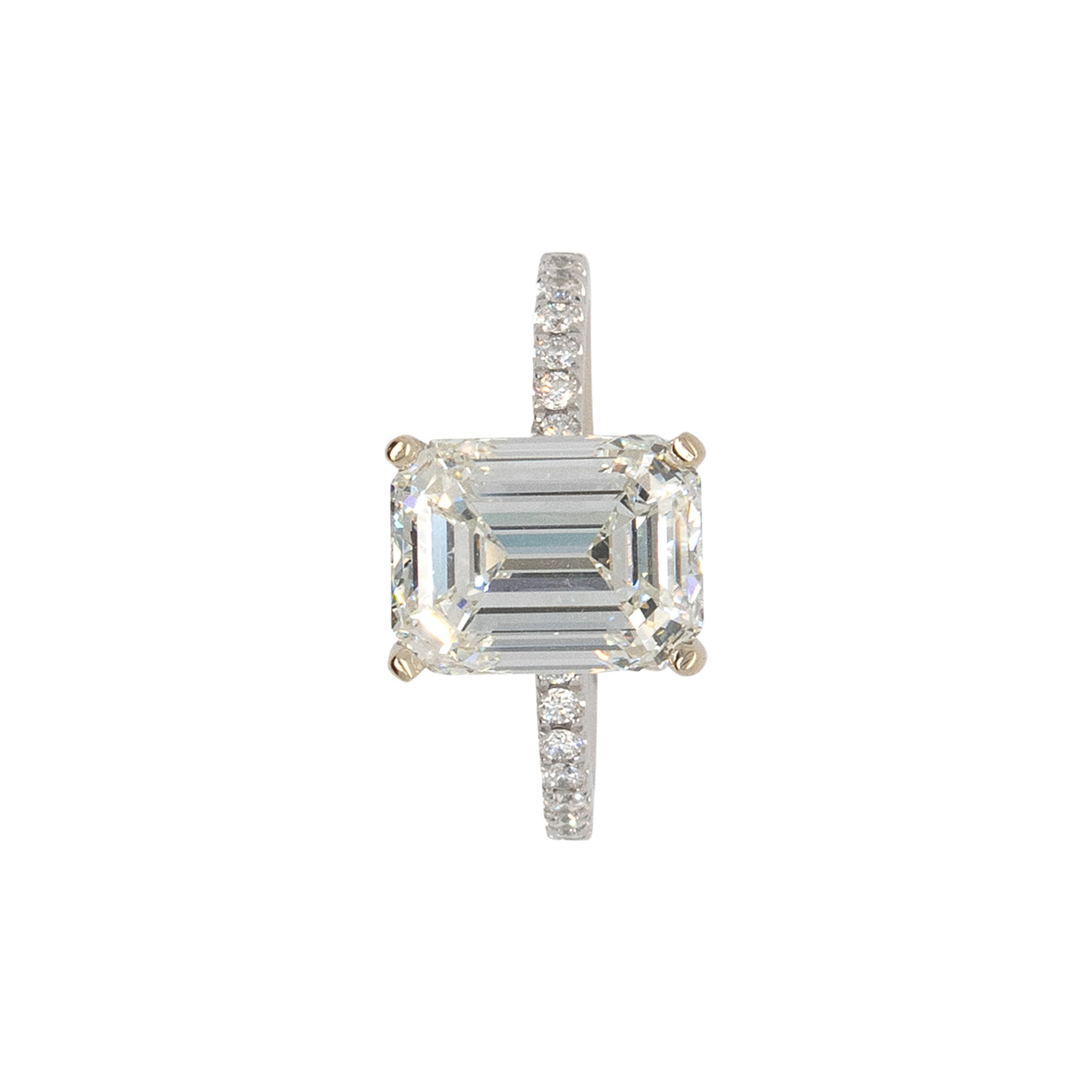 Anillo de oro blanco de 18 quilates con 4,02 ct de diamantes naturales talla esmeralda en venta 4