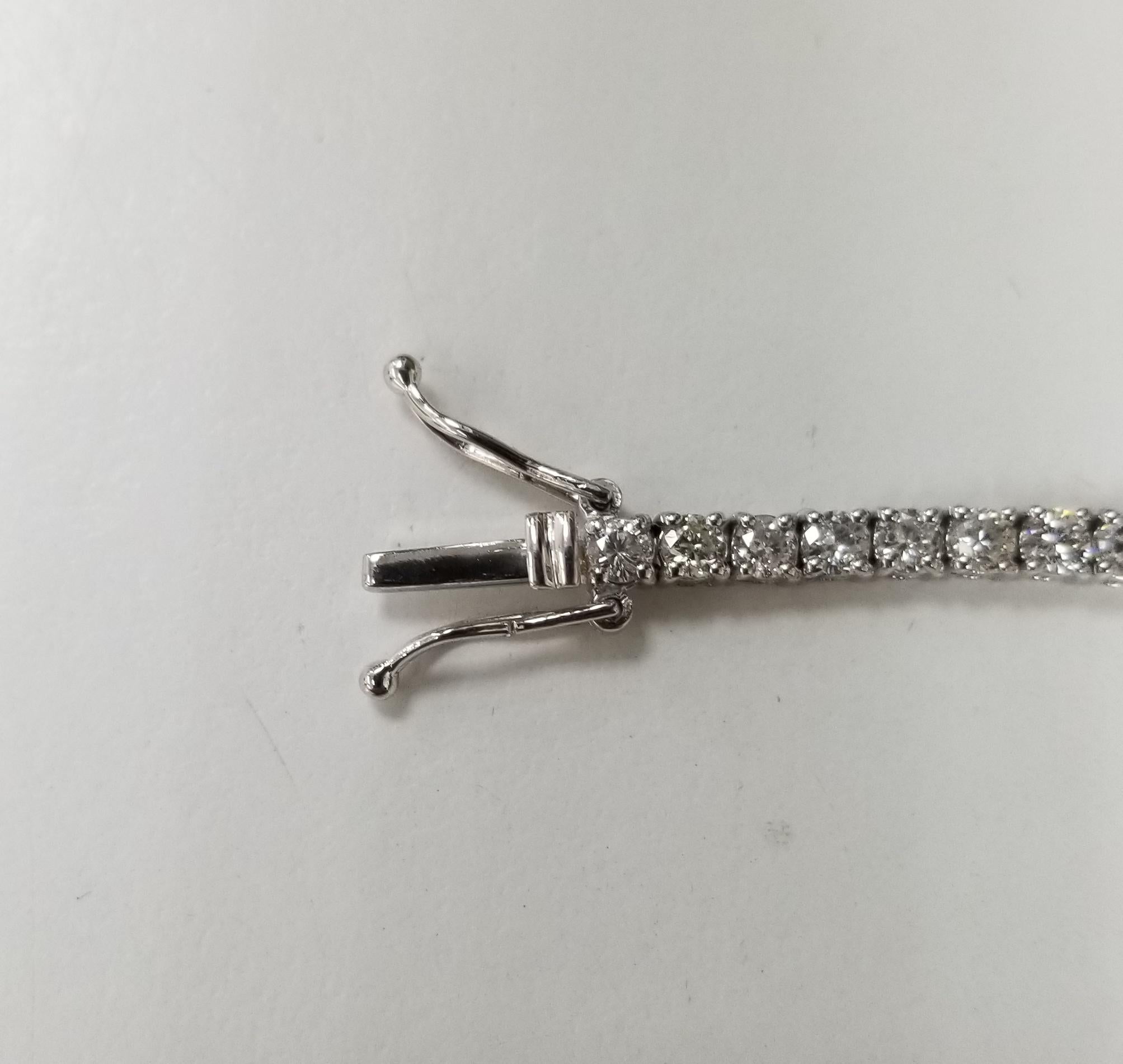 Art déco Bracelet Tennis en or blanc 18 carats de 4,02 carats en vente