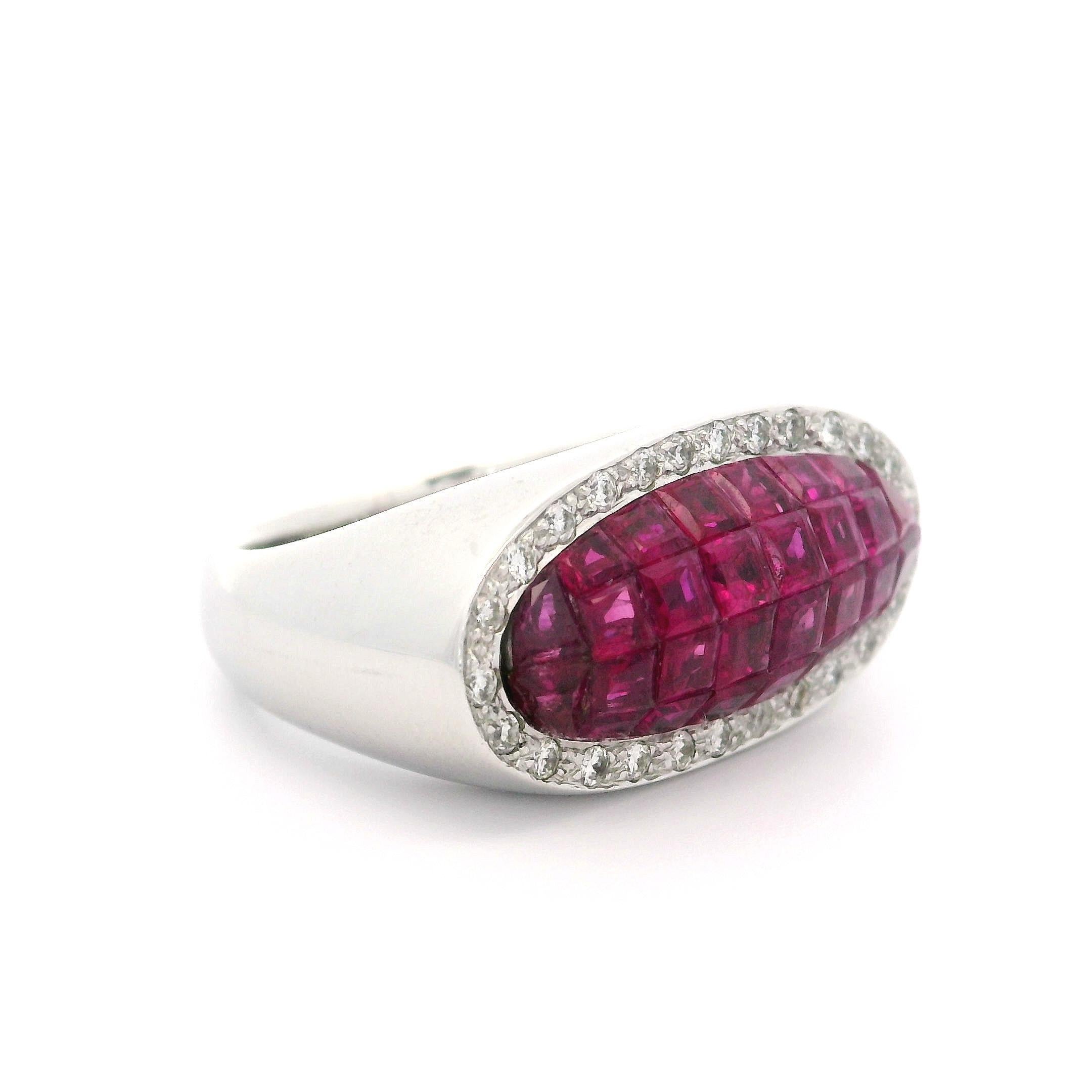Anello con rubino e diamante East West Saddle in oro bianco 18 carati da 4,09 carati. In condizioni ottime in vendita a Montclair, NJ