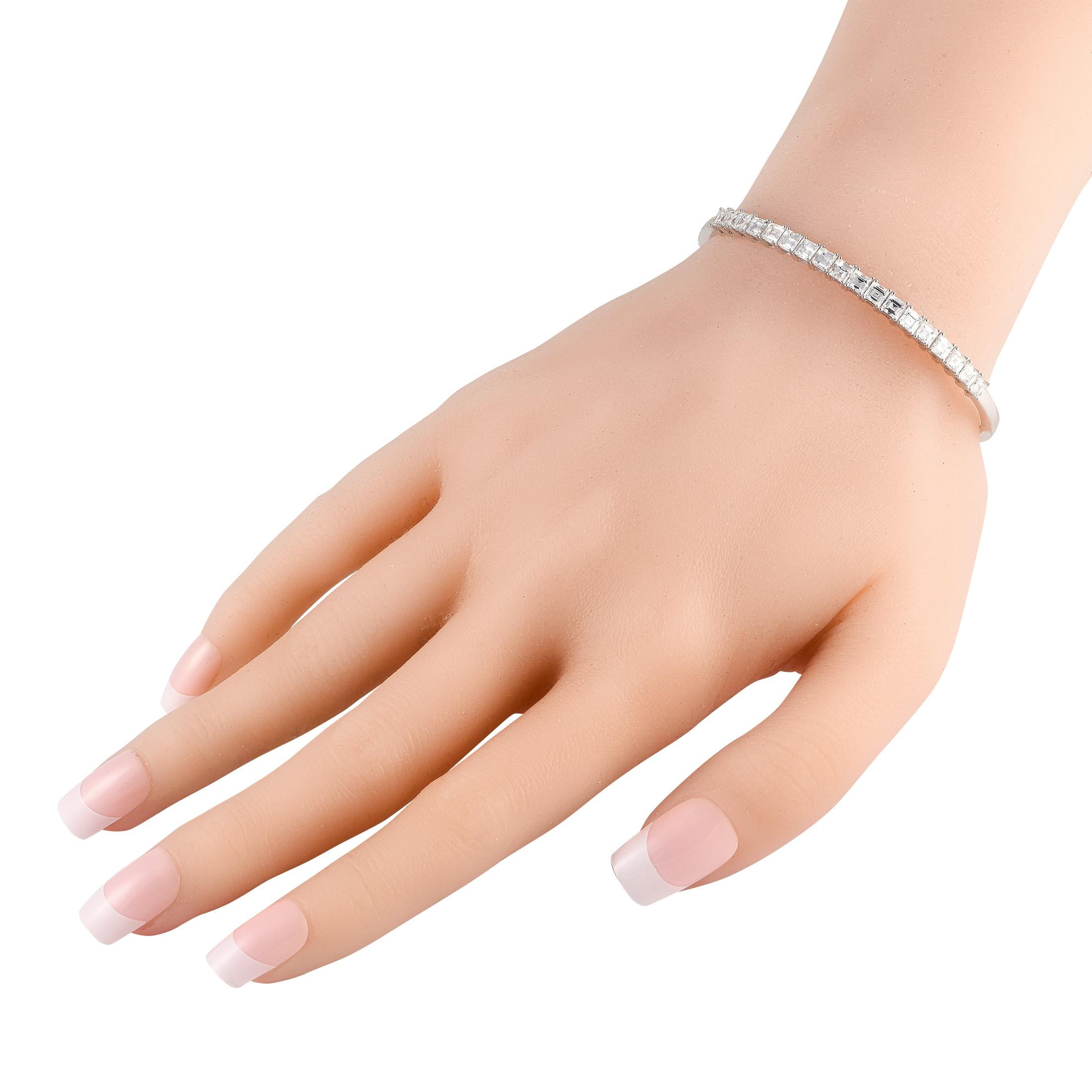 I diamanti a taglio quadrato con un peso totale di 4,0 carati sono il punto focale di questo bracciale bangle di grande effetto. Ideale per ogni occasione, la montatura minimalista è realizzata in oro bianco 18 carati e misura 7,0 di