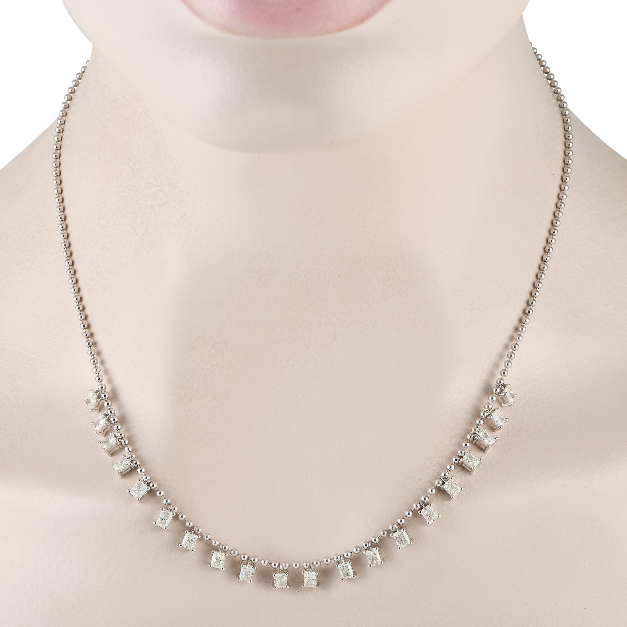 Questa collana cattura continuamente la luce. Su questo squisito accessorio, una serie di diamanti a taglio quadrato per un totale di 4,0 carati sono sospesi a una catena di 18 perline. Questo gioiello è realizzato in oro bianco 18 carati ed è