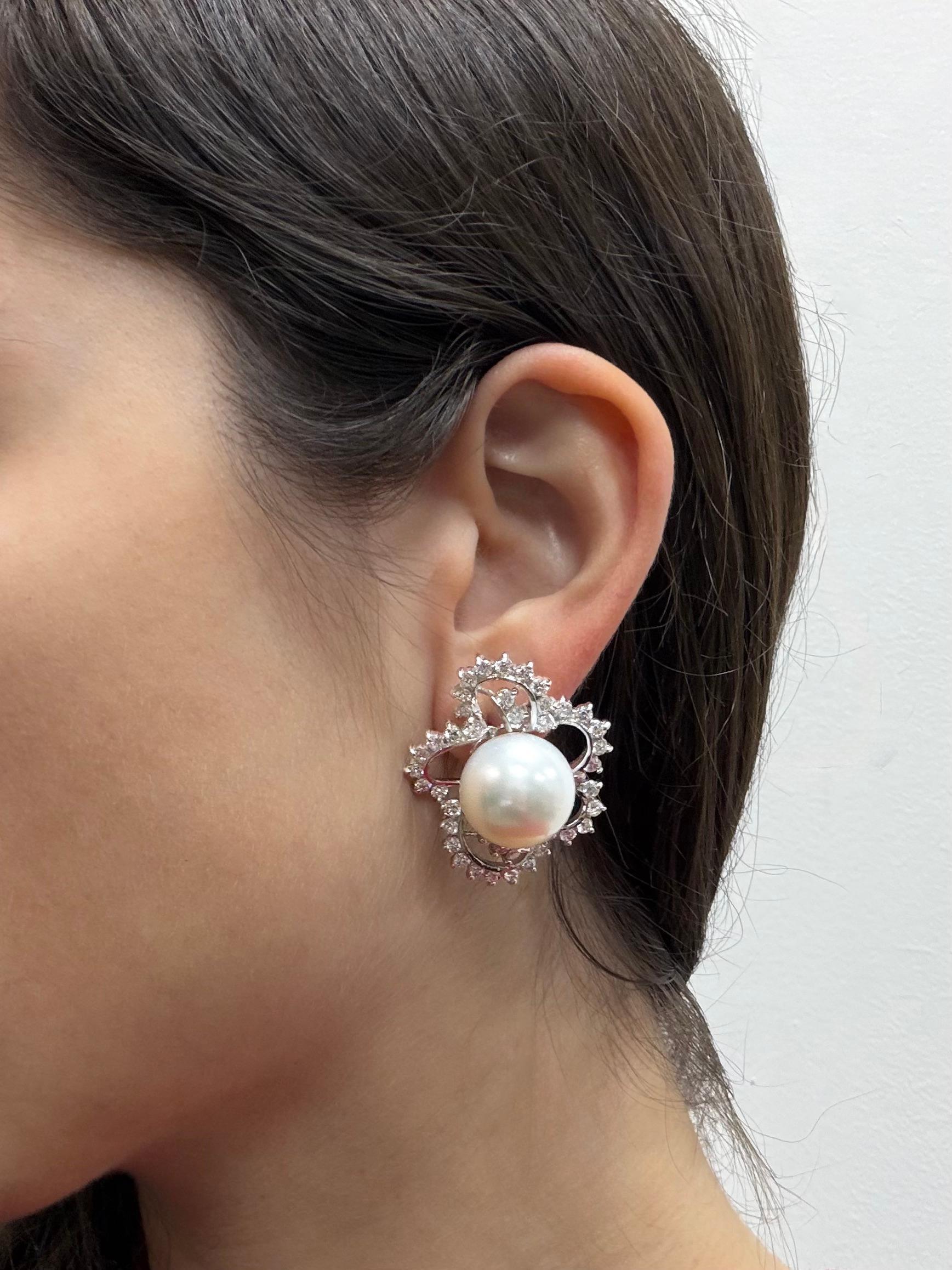 Taille ronde Boucles d'oreilles en or blanc 18 carats diamant 4,16 carats et perle de culture des mers du Sud en vente