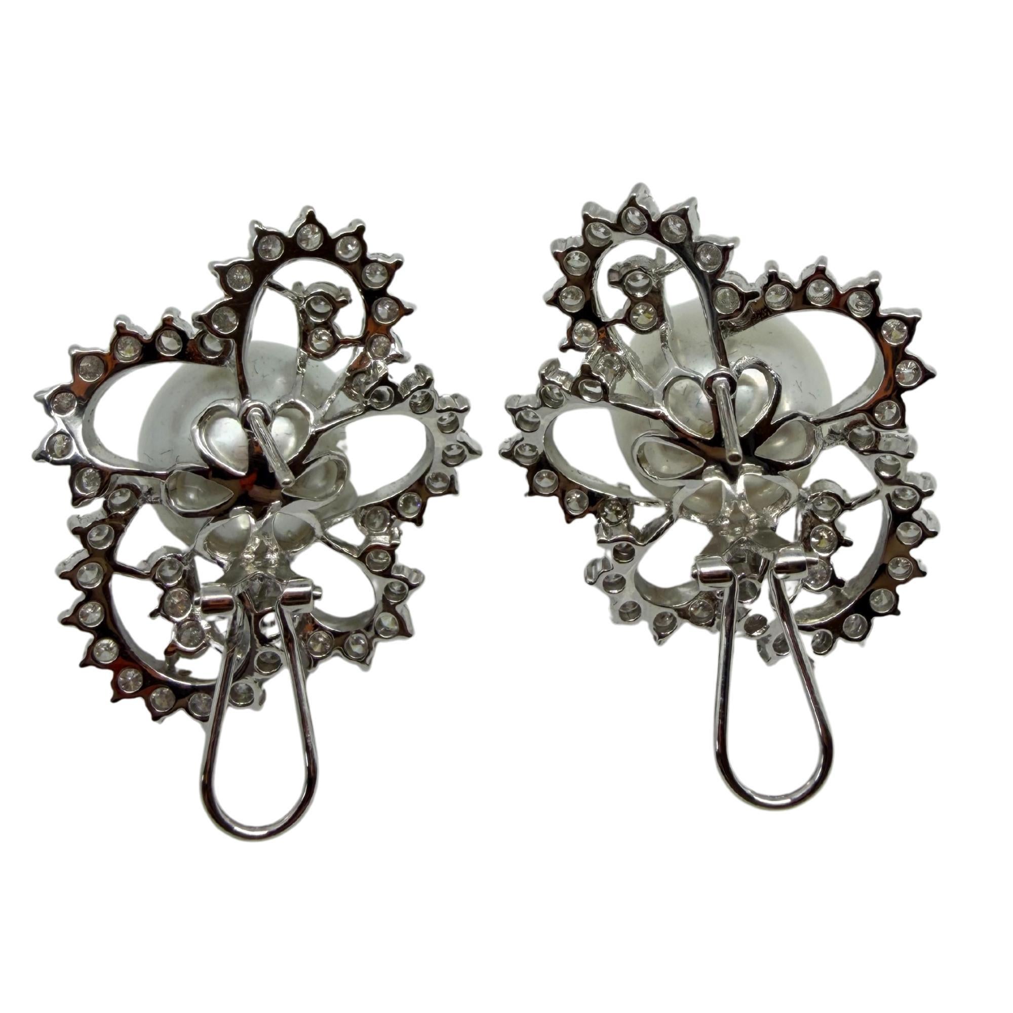 Boucles d'oreilles en or blanc 18 carats diamant 4,16 carats et perle de culture des mers du Sud Bon état - En vente à New York, NY