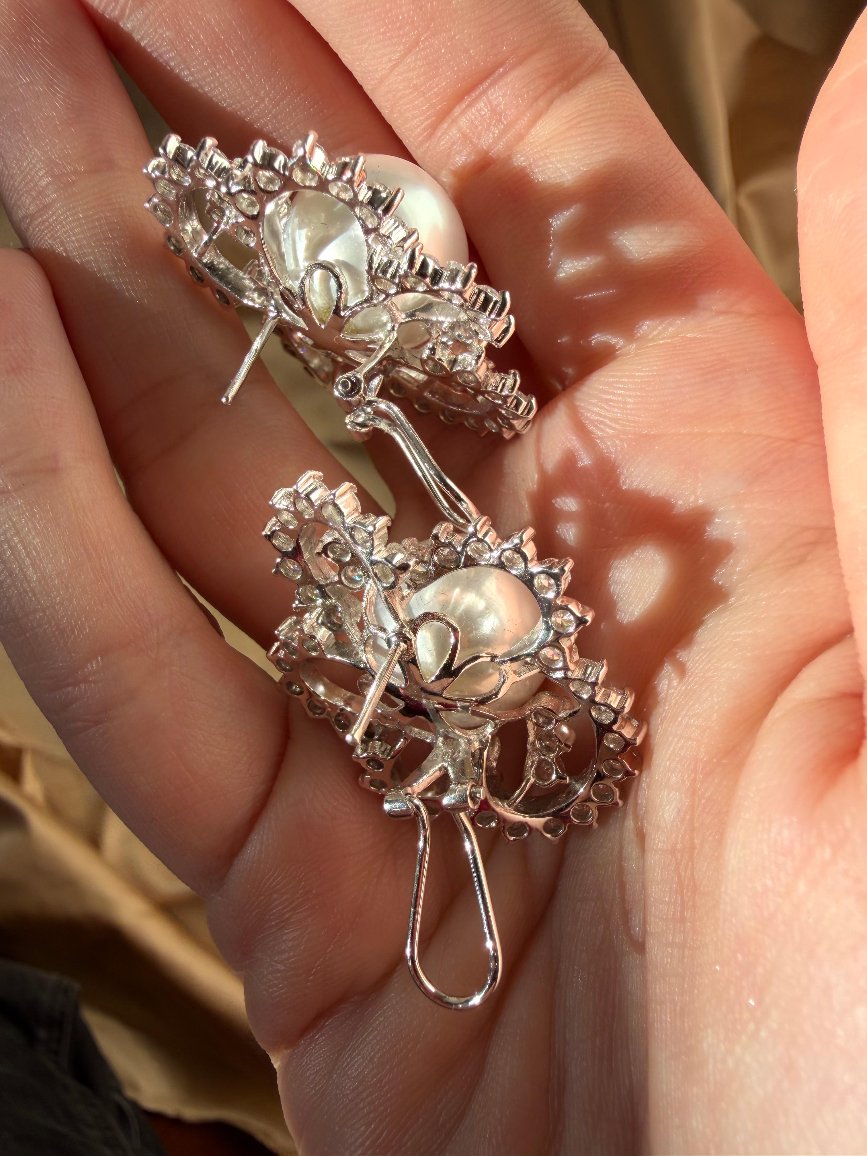 Boucles d'oreilles en or blanc 18 carats diamant 4,16 carats et perle de culture des mers du Sud en vente 1