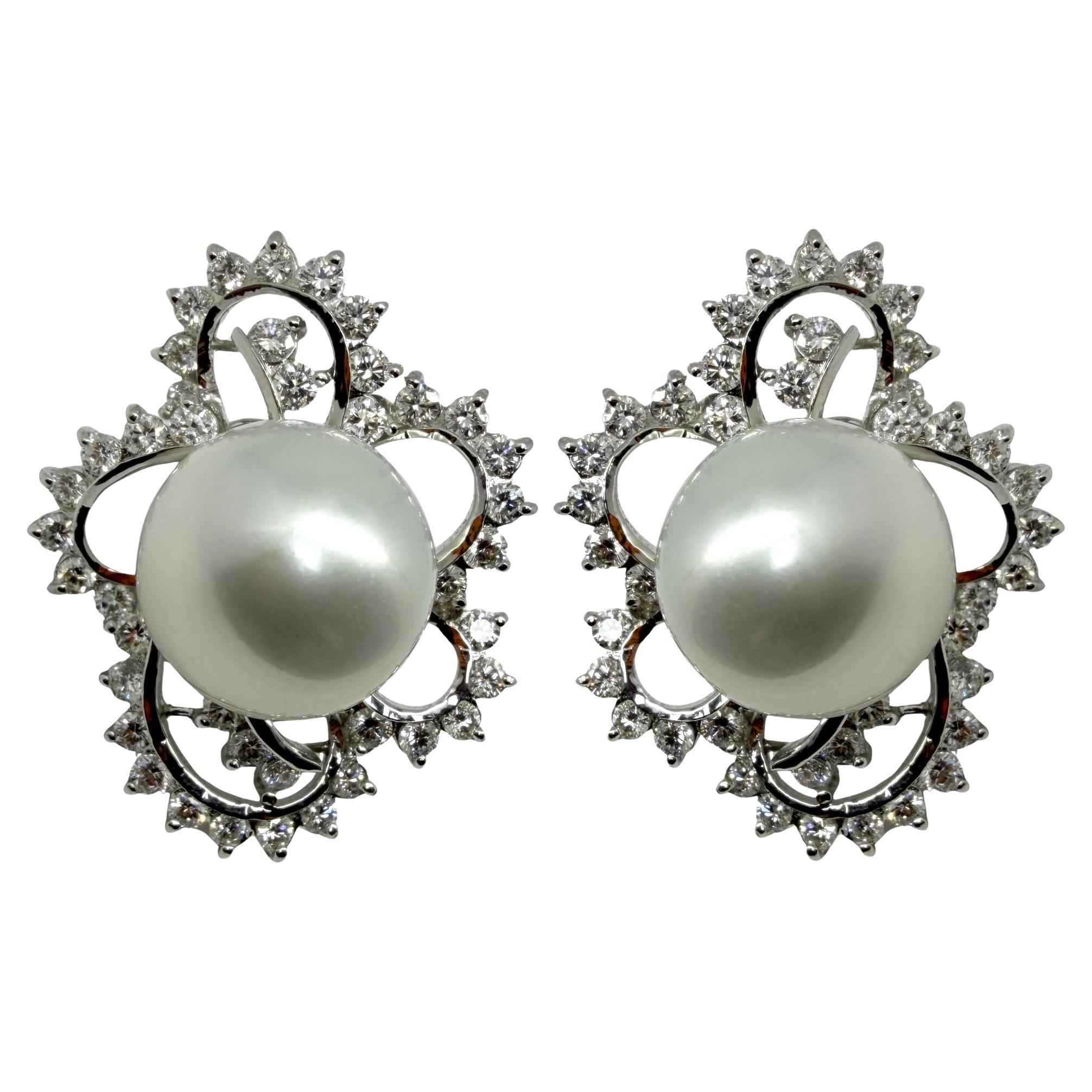 Orecchini in oro bianco 18K con diamanti da 4,16 carati e perle coltivate dei mari del sud