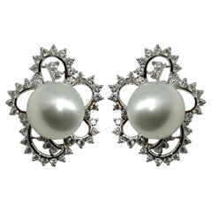 Orecchini in oro bianco 18K con diamanti da 4,16 carati e perle coltivate dei mari del sud