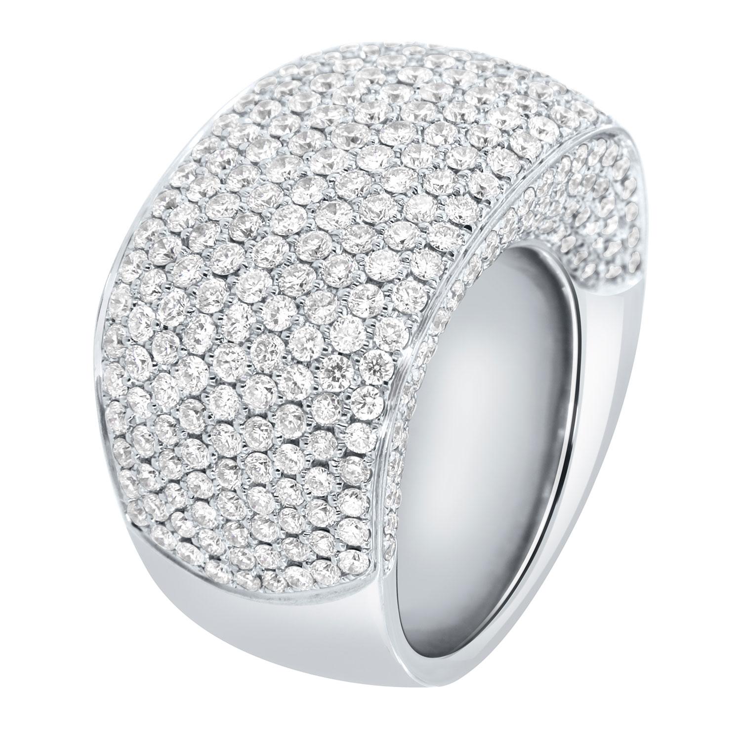 Der künstlerische Ring verfügt über einen 4,20 Karat Brillant runde Diamanten Mikro-Zacken gesetzt verstreut auf einem 17mm breiten oberen Band leicht verjüngt zu einem 10 MM Schaft. 
