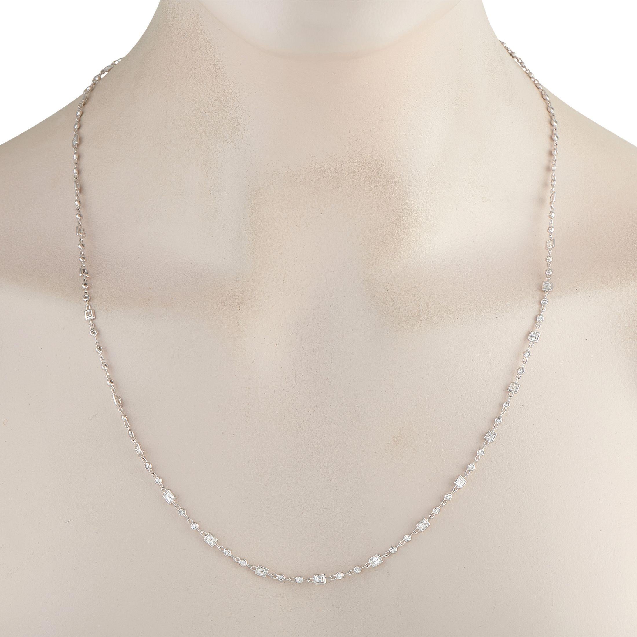 In oro bianco 18 carati, questa collana con diamanti a maglie è disegnata con un motivo continuo di alternanza di due diamanti rotondi e audaci diamanti taglio Asscher. Ciascuna pietra è incastonata in un castone lucido che costituisce la lunghezza