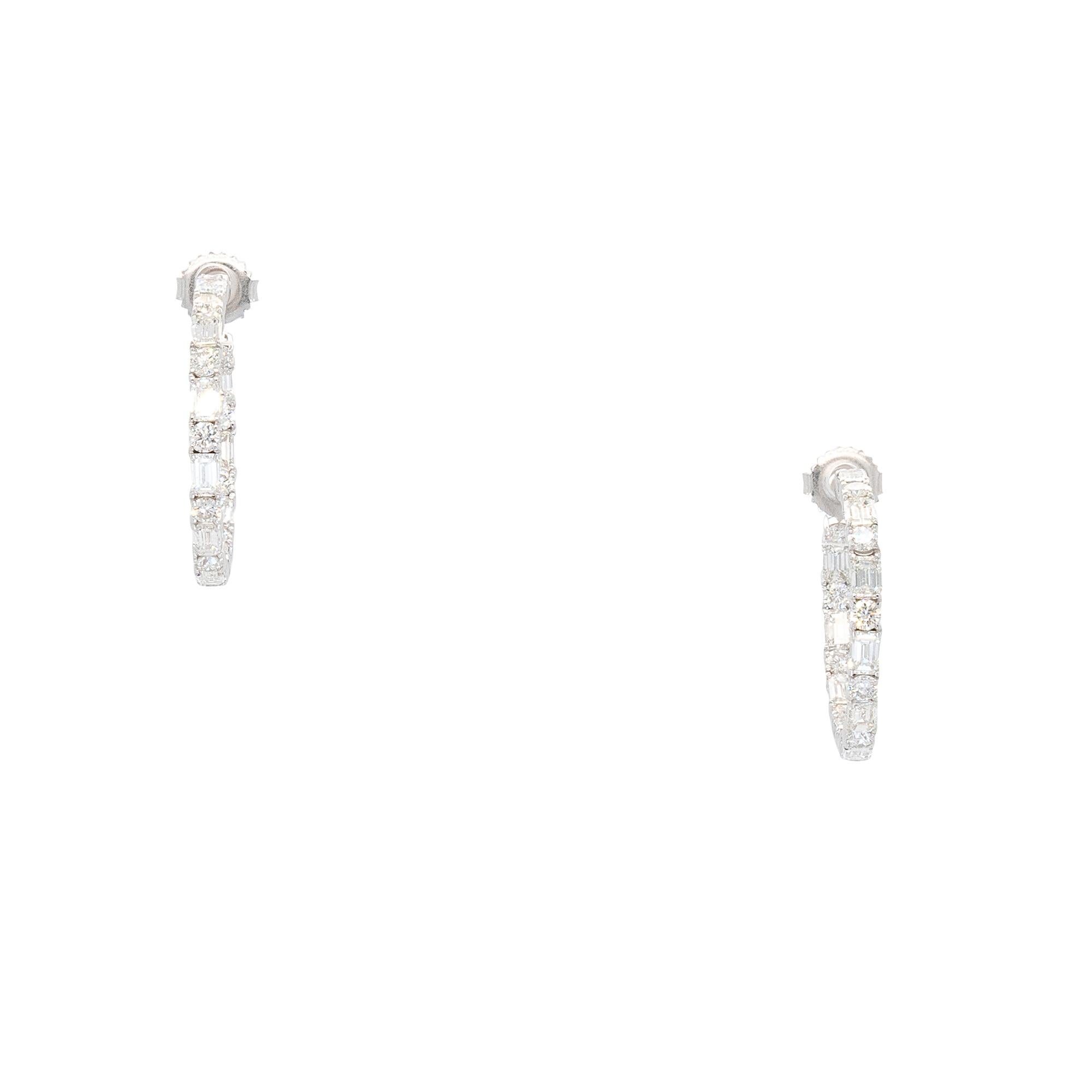 Boucles d'oreilles Inside Out en or blanc 18k 4.31ctw diamant baguette rond en vente 1