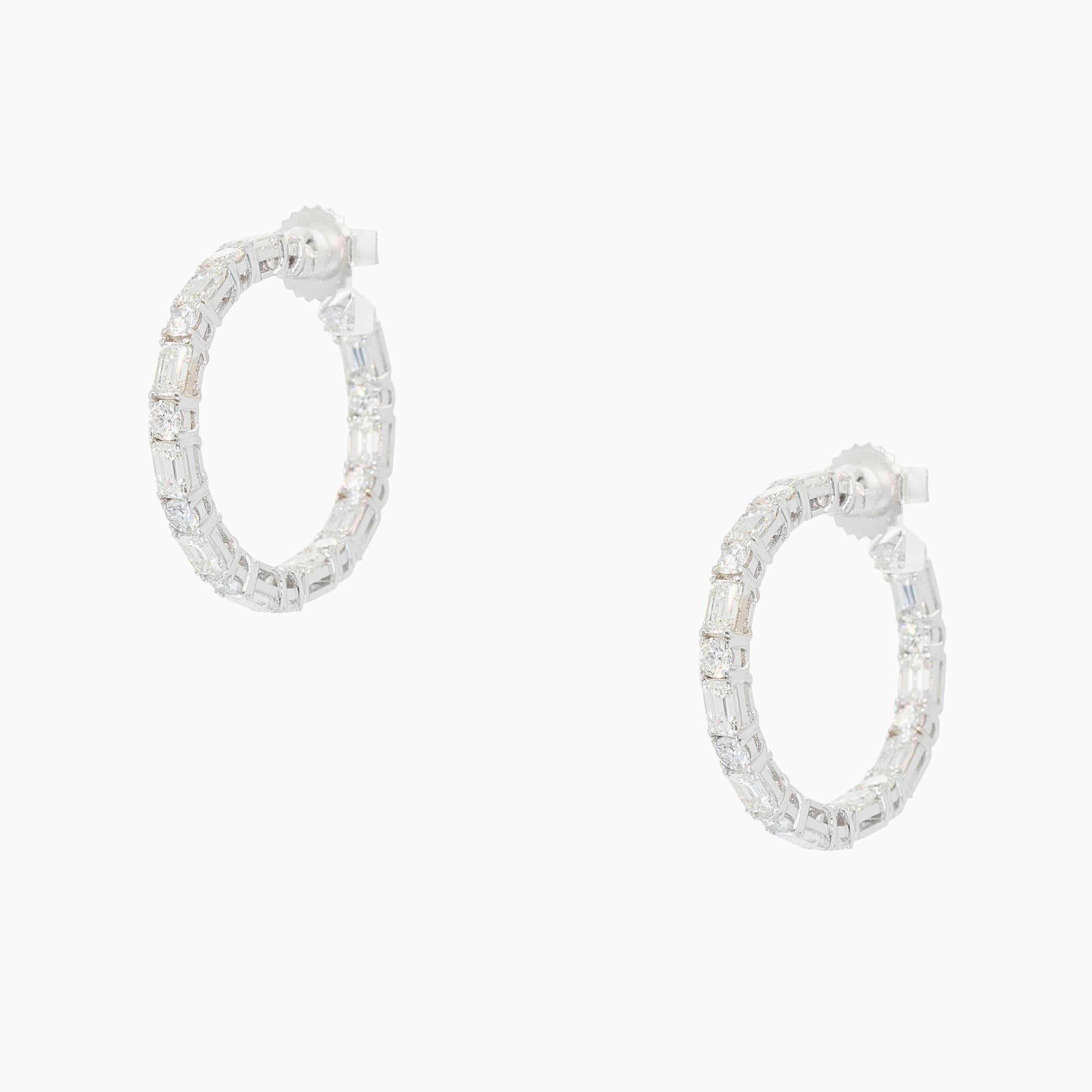 Boucles d'oreilles Inside Out en or blanc 18k 4.31ctw diamant baguette rond en vente 2
