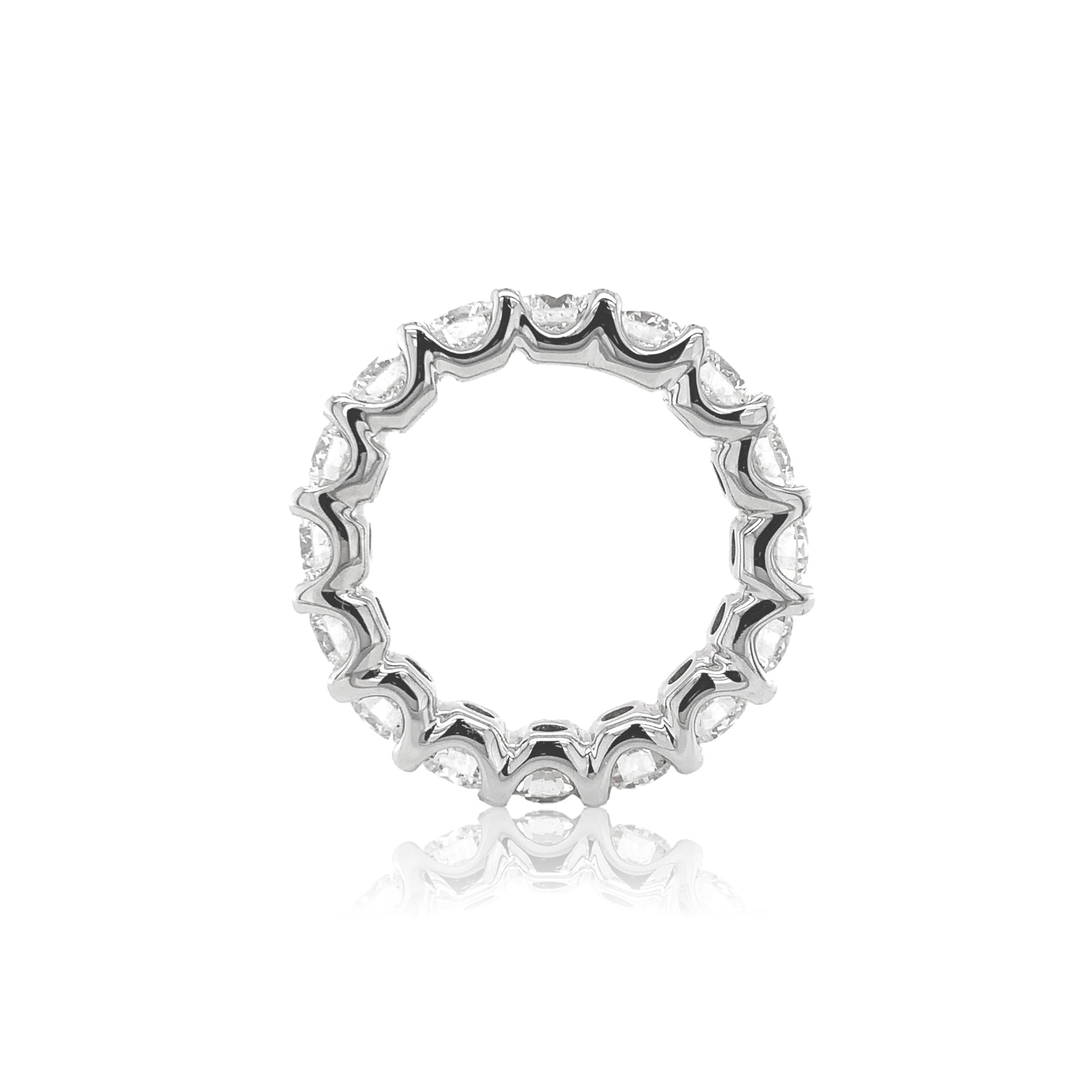 Fede nuziale in oro bianco 18 carati con 16 diamanti rotondi taglio brillante per un peso totale di 4,38 carati. I diamanti rotondi taglio brillante, estratti dalla terra, misurano ciascuno 4 mm e pesano in media 27,3 punti (oltre 1/4 di carato