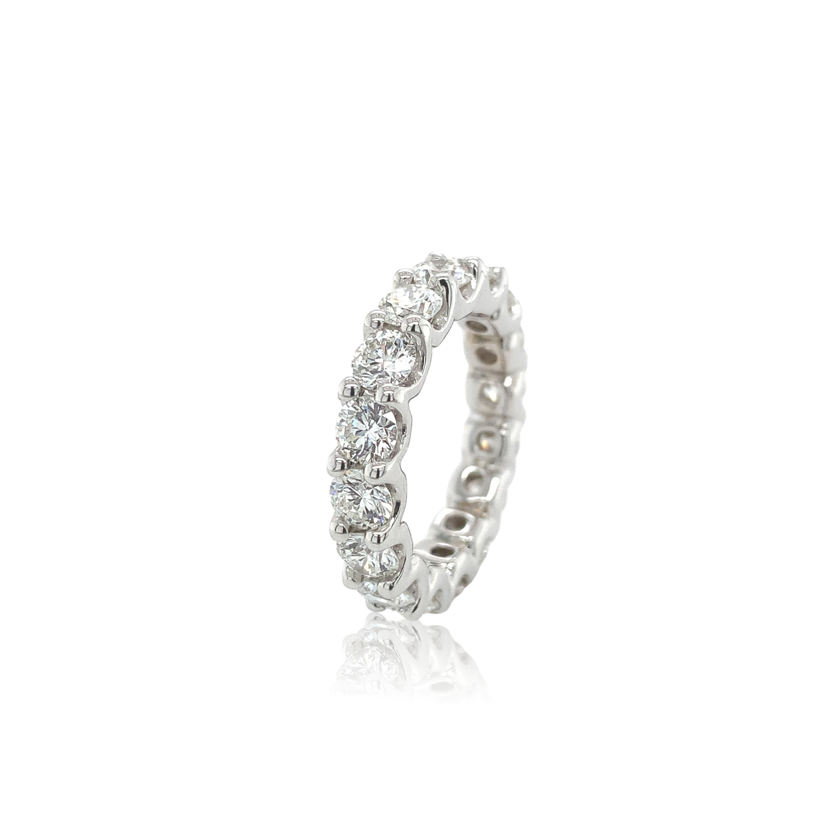 Moderno Anello a fascia per l'eternità in oro bianco 18K con diamanti da 4,38 carati, misura 6,5 in vendita