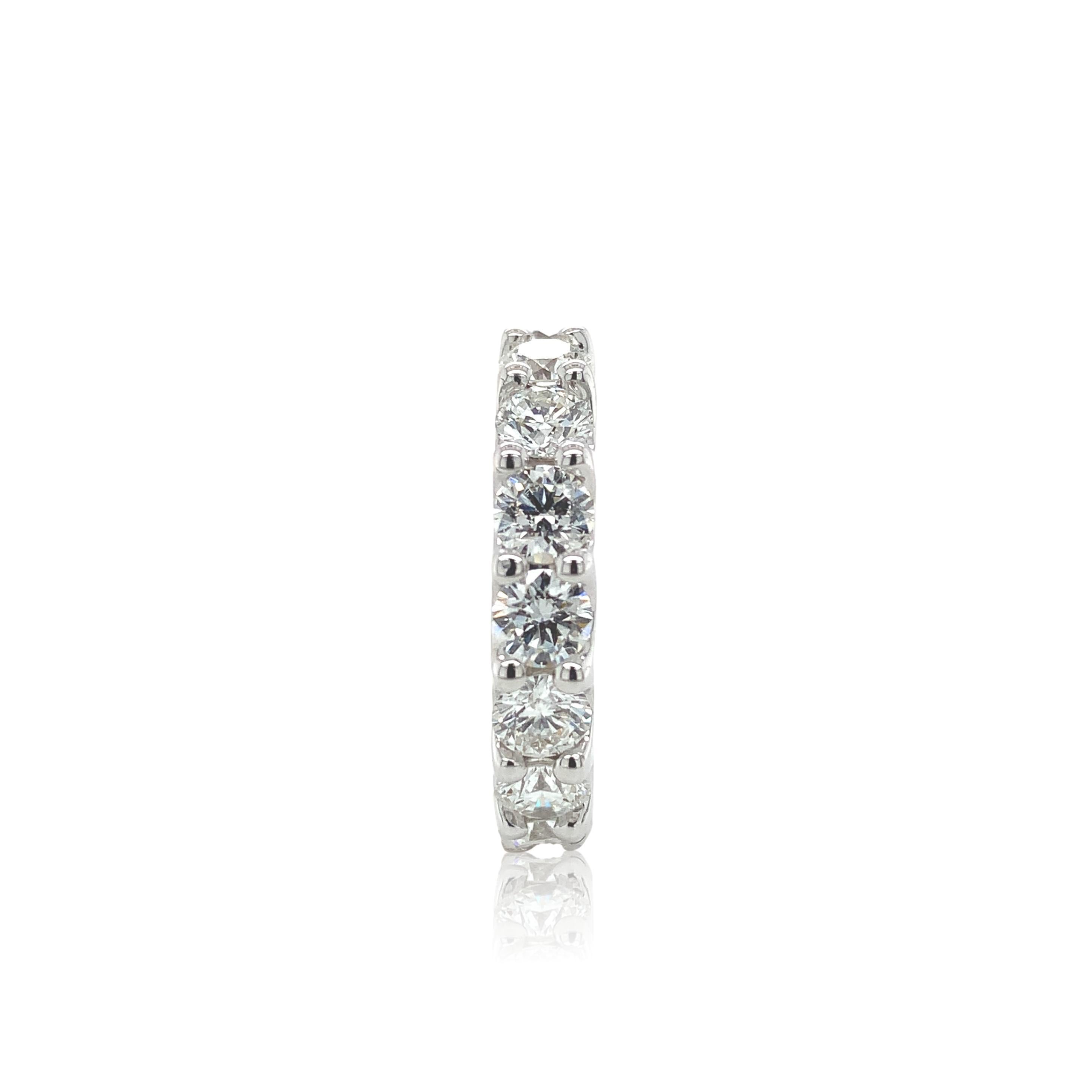 Taglio brillante Anello a fascia per l'eternità in oro bianco 18K con diamanti da 4,38 carati, misura 6,5 in vendita